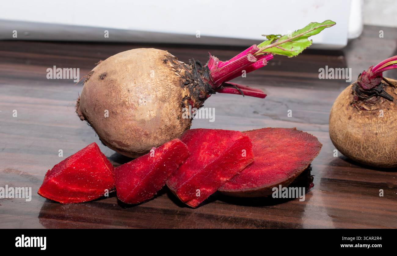 Frische Bio-Rüben, Rote Bete. Rote Rüben oder Rote Bete auf hölzernem Hintergrund Stockfoto