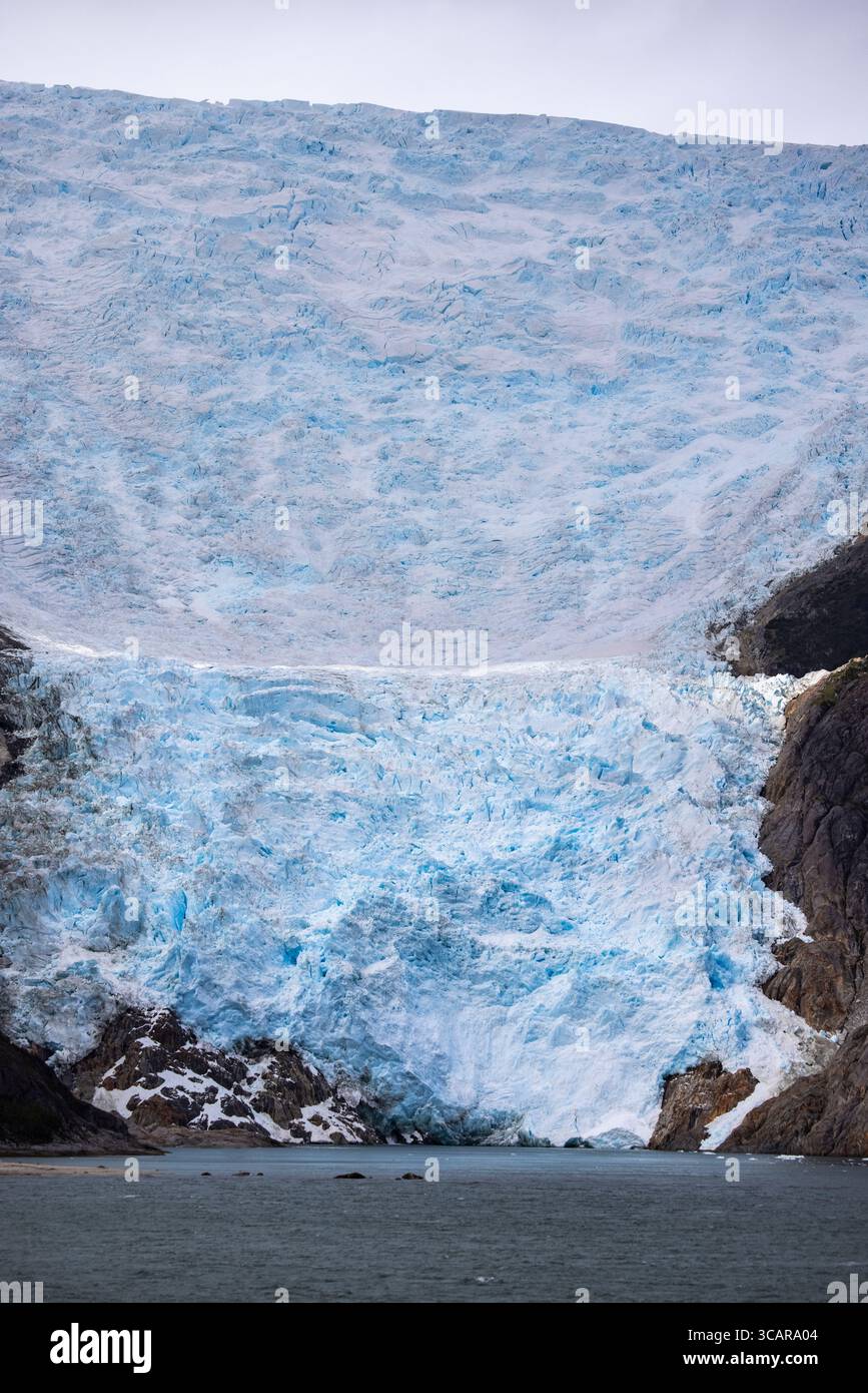 Italienischer Gletscher im Alberto de Agostini Nationalpark, gesehen vom Expeditionskreuzfahrtschiff Ventus Australis (Australis Cruises) während der Fahrt Stockfoto