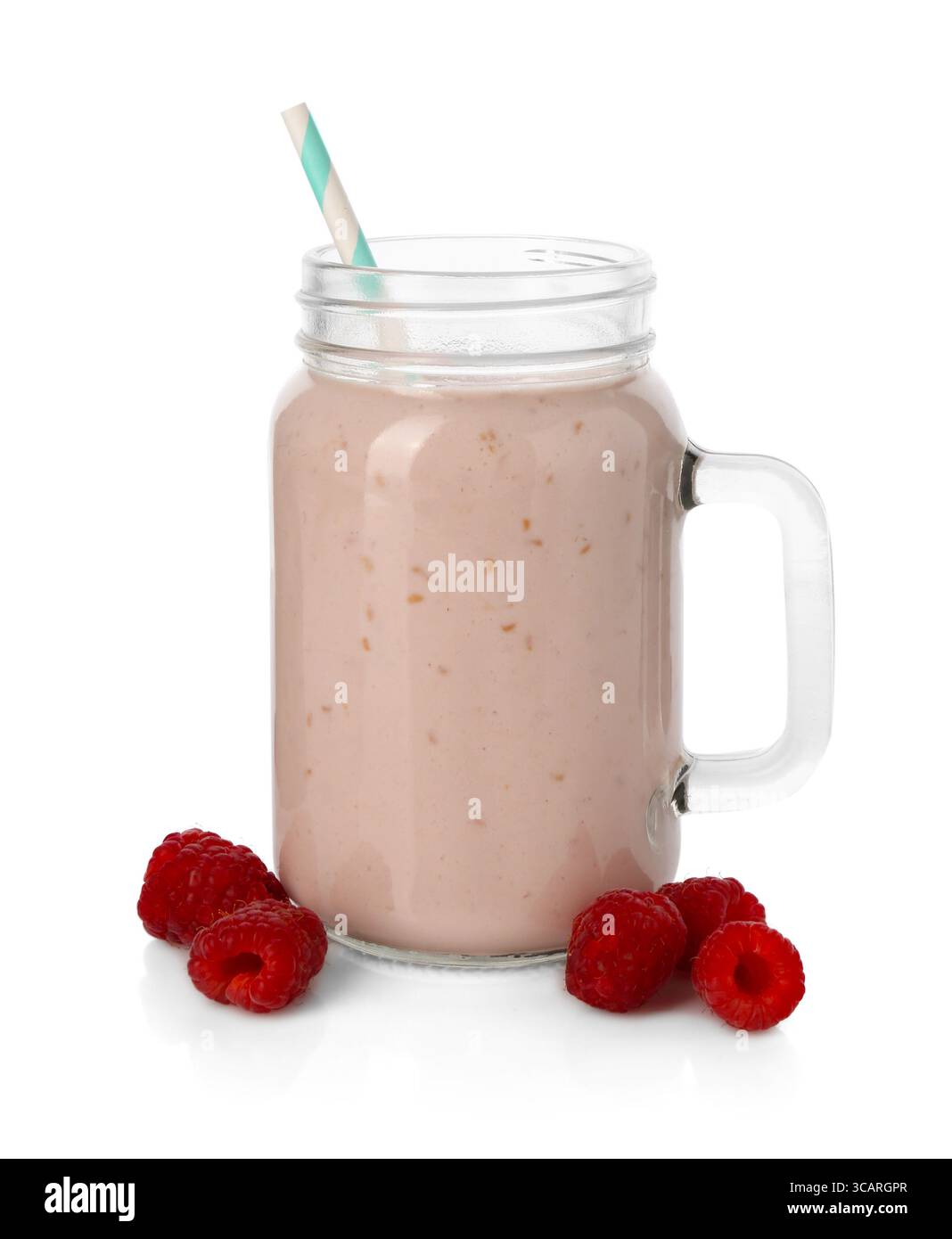 Leckerer Himbeer-Milchshake im einmachglas und Beeren isoliert auf weiß Stockfoto