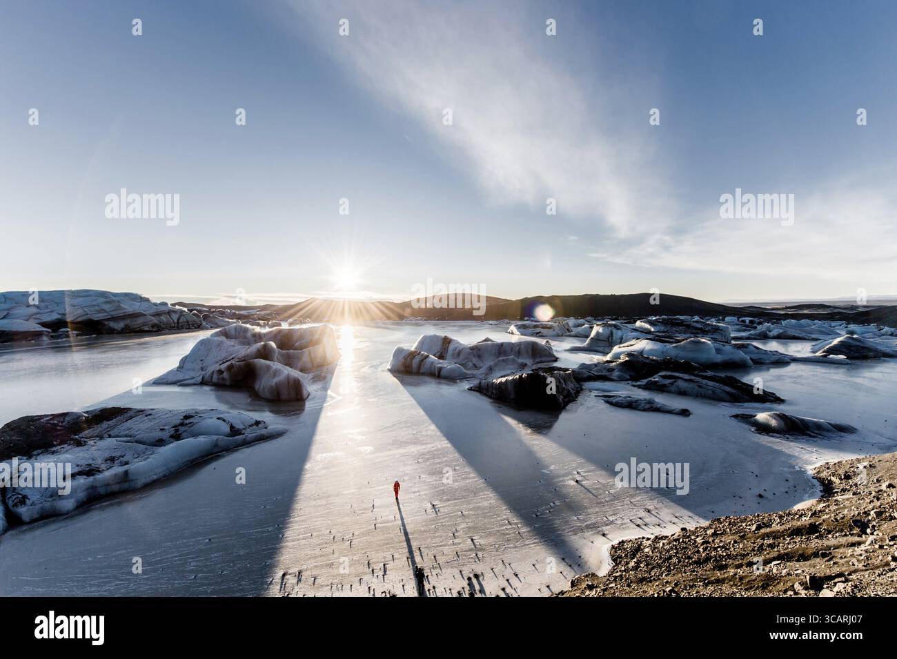 Mann, der am Vatnajoekull-Gletscher steht, Astronaut, Eis, Felsen, See, Sonnenuntergang, Winter, Kälte, Island* Mann, der in Vatnajokul, Spaceman, Ice, Rocks, La steht Stockfoto
