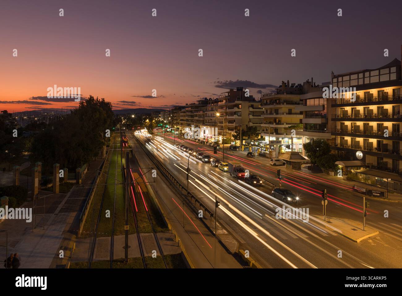 Athen, Griechenland - 2. Mai 2025: Sonnenuntergang über Athen: Die Autos strömen die Leoforos Poseidonos Avenue herunter Stockfoto