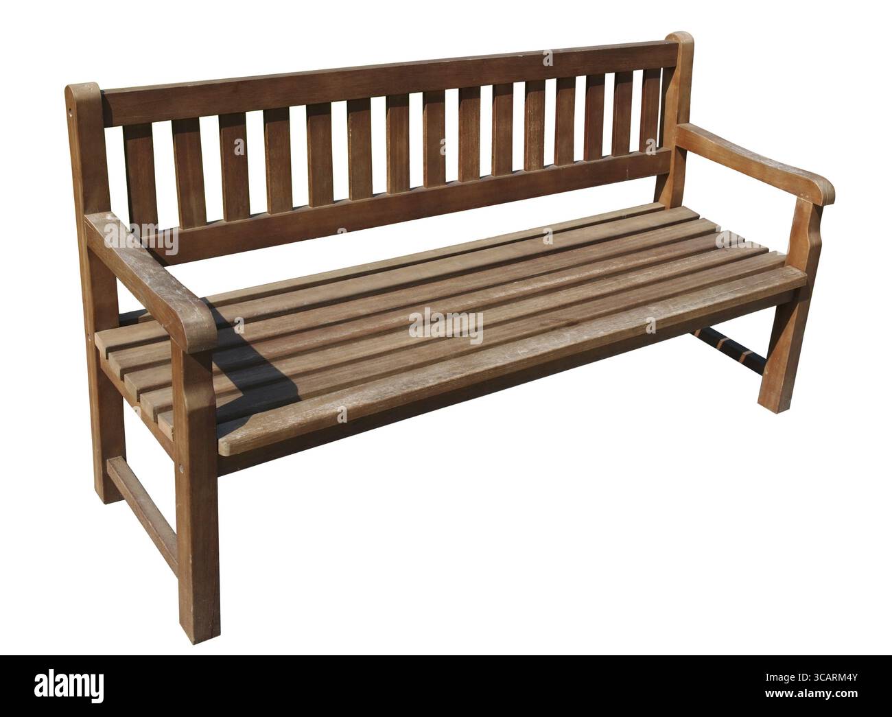 Lange Holzbank im öffentlichen Stadtpark. Isoliert Stockfoto