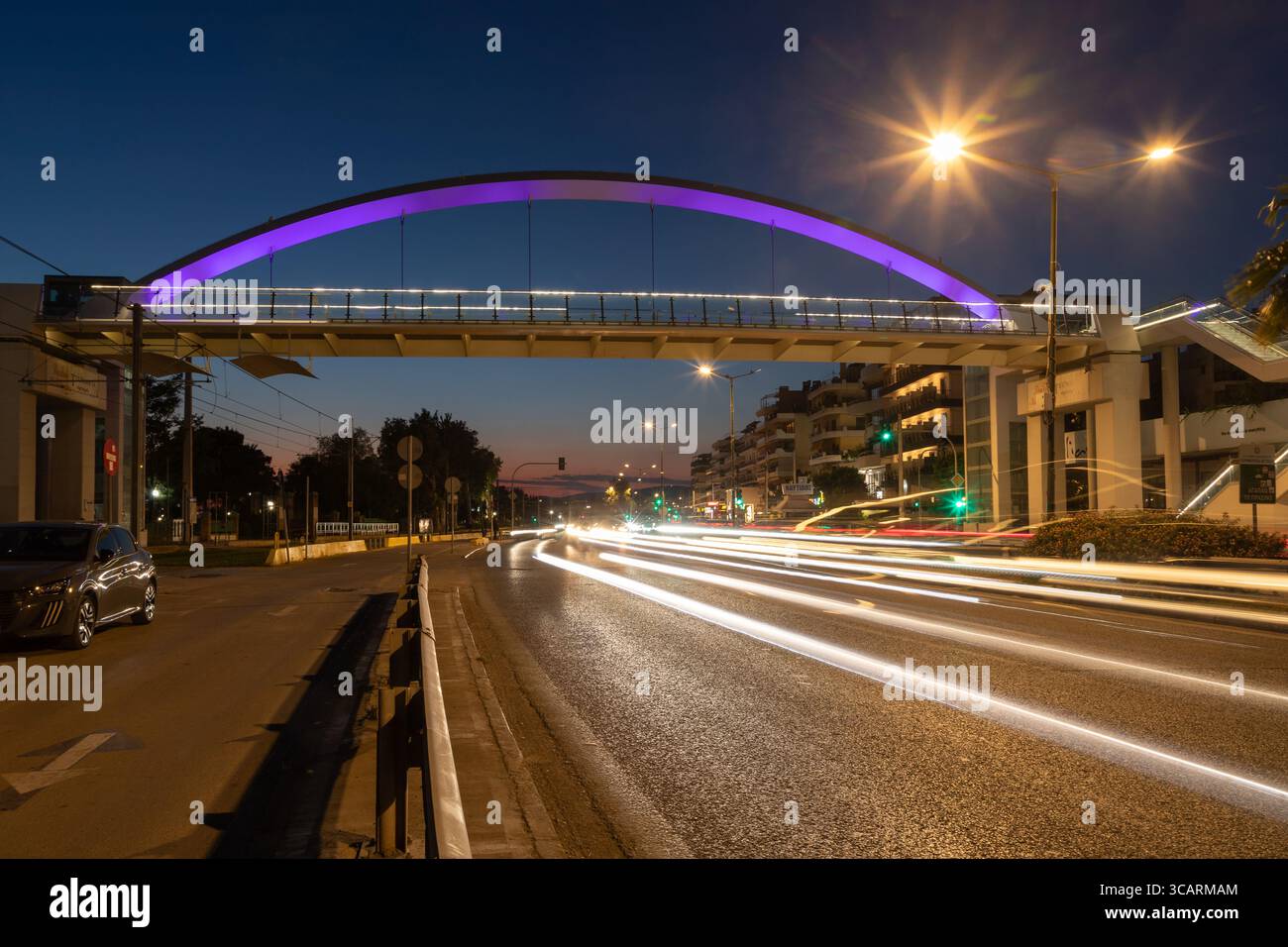 Athen, Griechenland - 2. Mai 2025: Sonnenuntergang über Athen: Die Autos strömen die Leoforos Poseidonos Avenue herunter Stockfoto