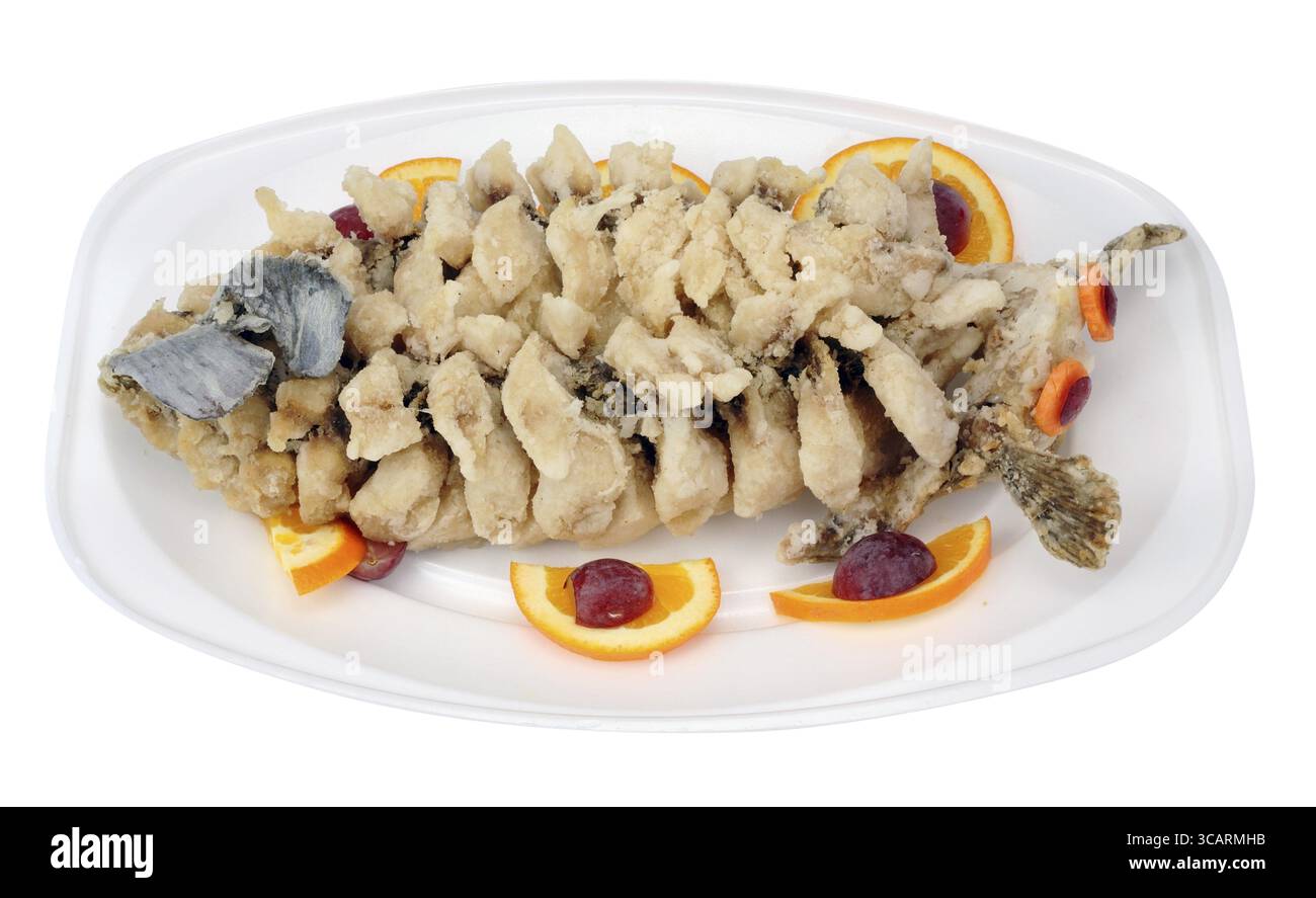 Fried Silvester Karpfen im chinesischen Stil auf Kunststoff Thermo-Platte liegen. Isoliert mit patch Stockfoto
