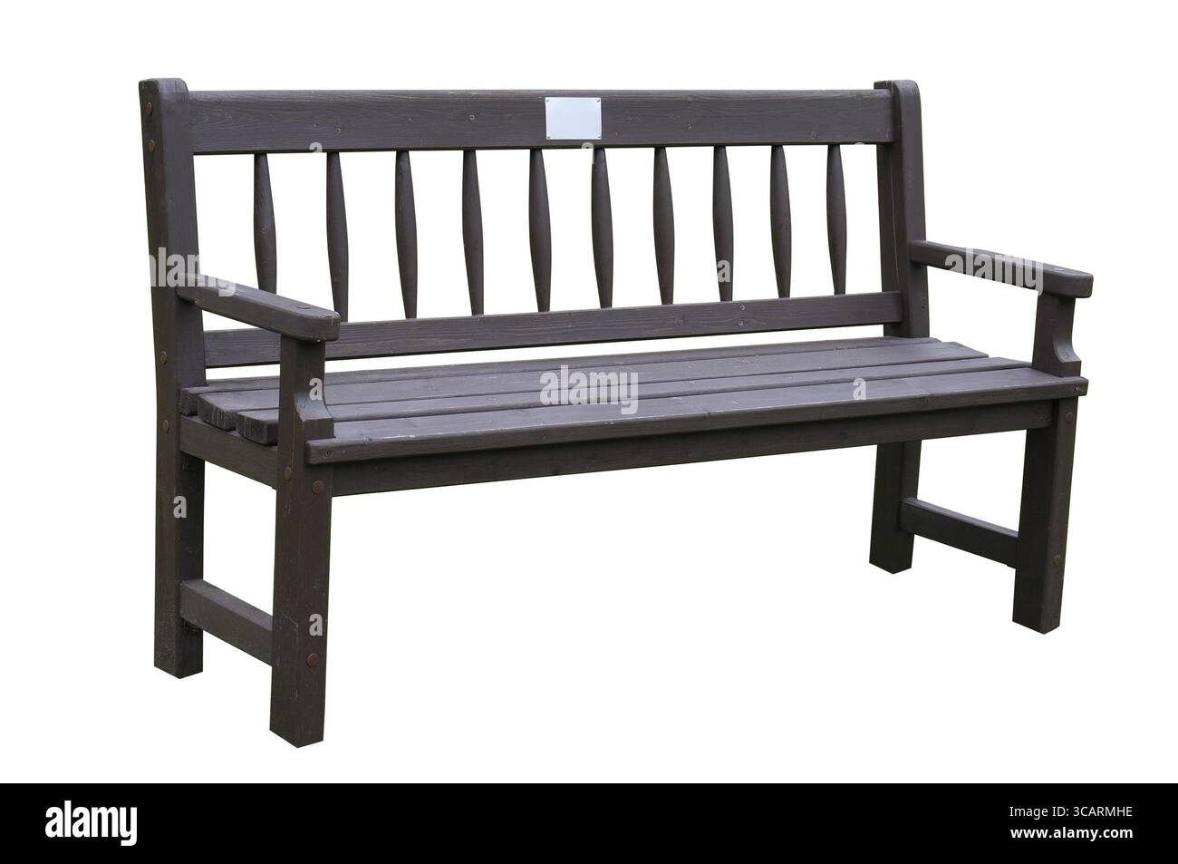 Dunkelbraune Holzbank im öffentlichen Stadtpark. Isoliert auf weiß Stockfoto