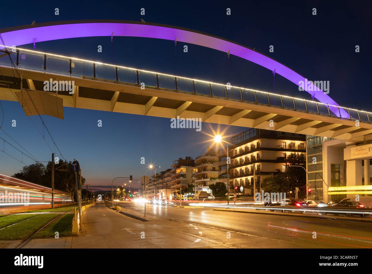 Athen, Griechenland - 2. Mai 2025: Sonnenuntergang über Athen: Die Autos strömen die Leoforos Poseidonos Avenue herunter Stockfoto