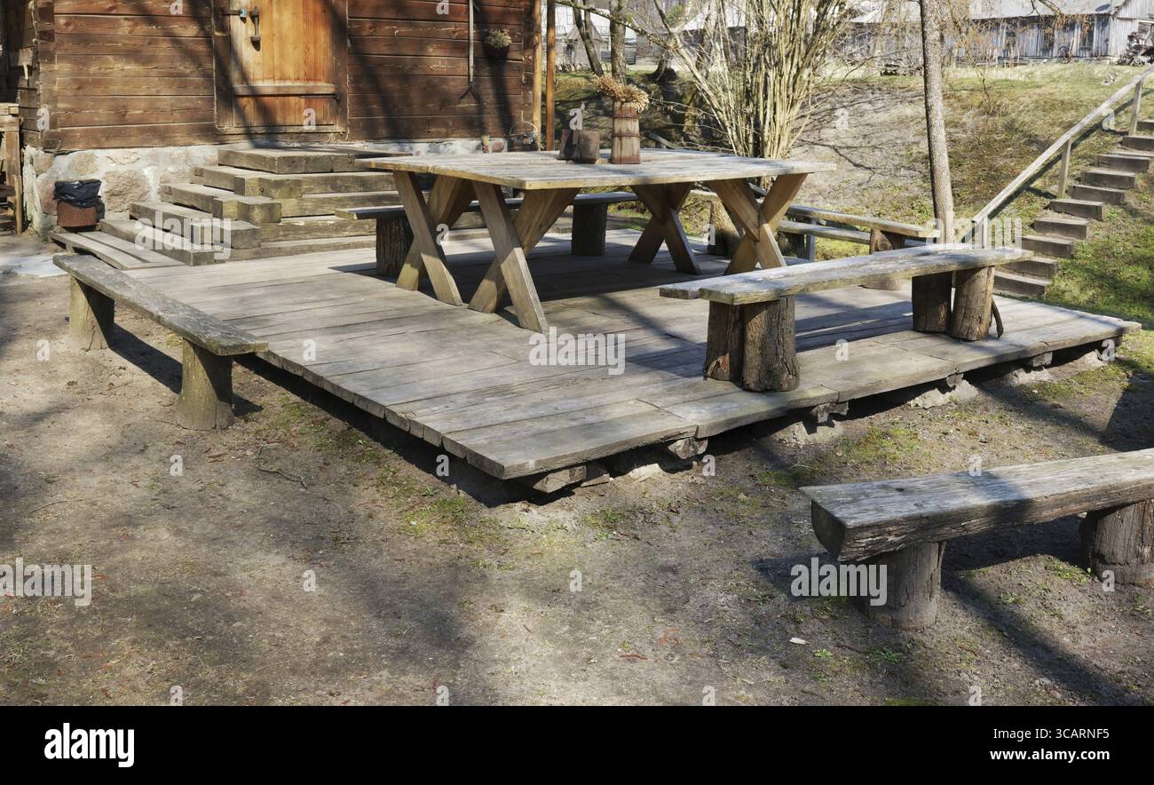 Für Entspannung und Grill im Dorf neben eine hölzerne Badewanne Platz. Sonniger Frühlingstag ländliche Landschaft Stockfoto