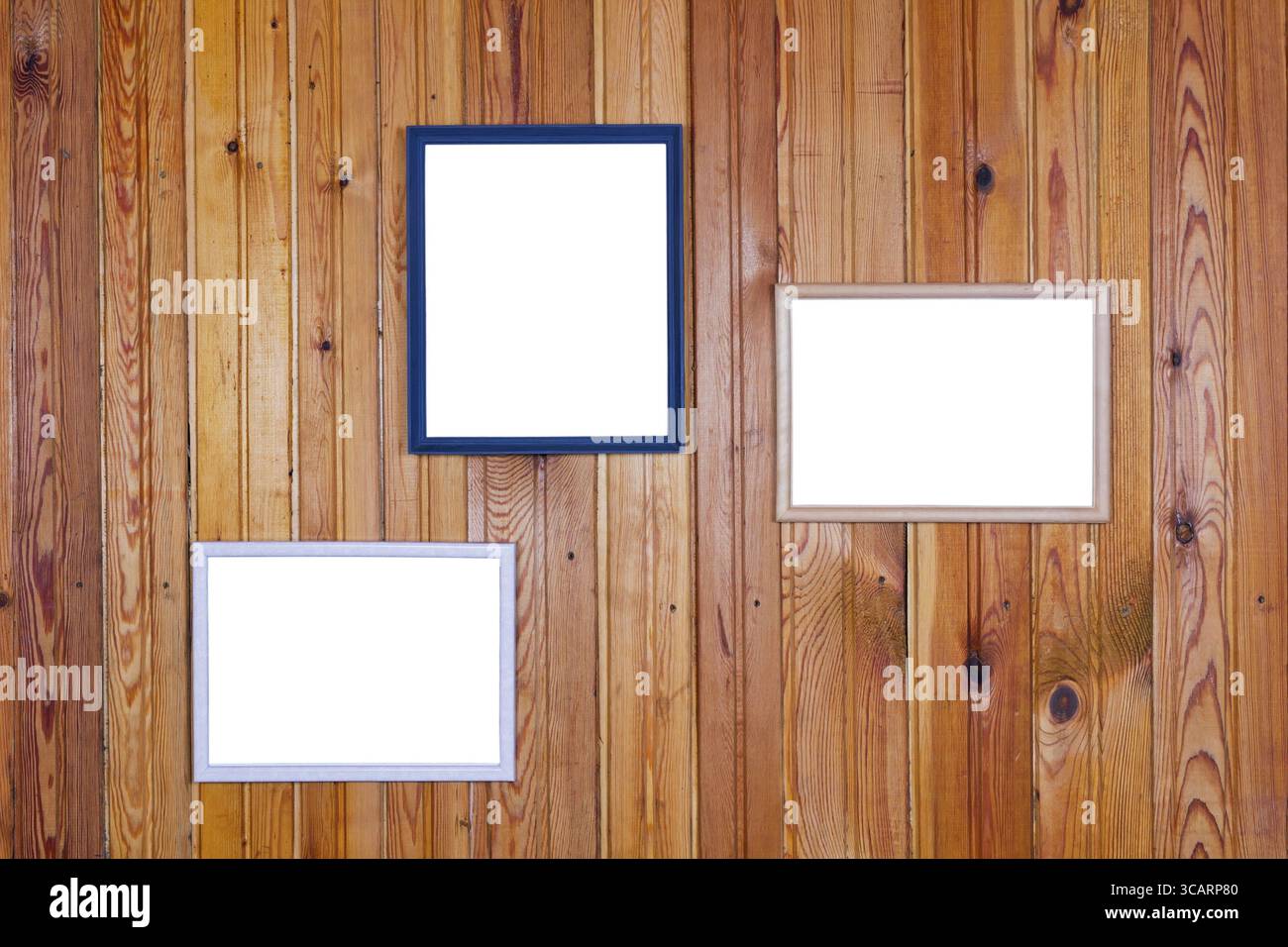 An der alten gelb ländlichen Heimat Wand Kiefer Holz Dielen hing leeren weißen Bilder Rahmen Stockfoto
