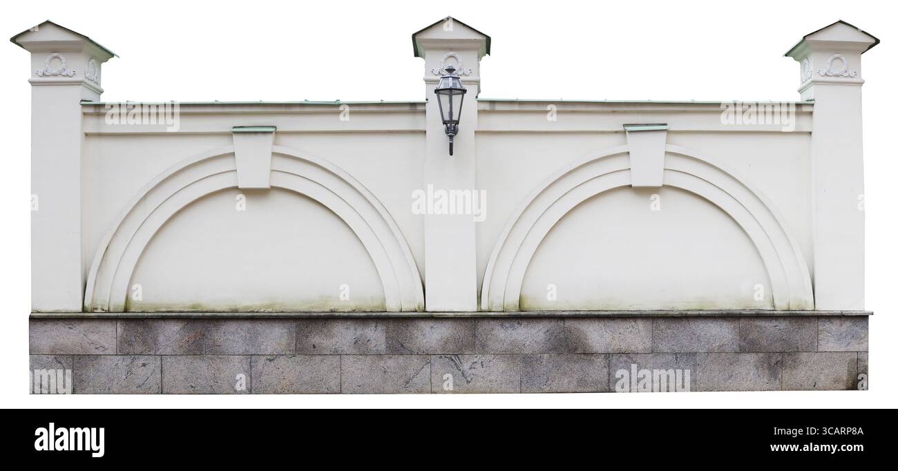 Lange weiß verputzte Mauer aus Stein der öffentlichen Park im Retro Stil. Auf weiß Outdoor urban Objekt isoliert Stockfoto