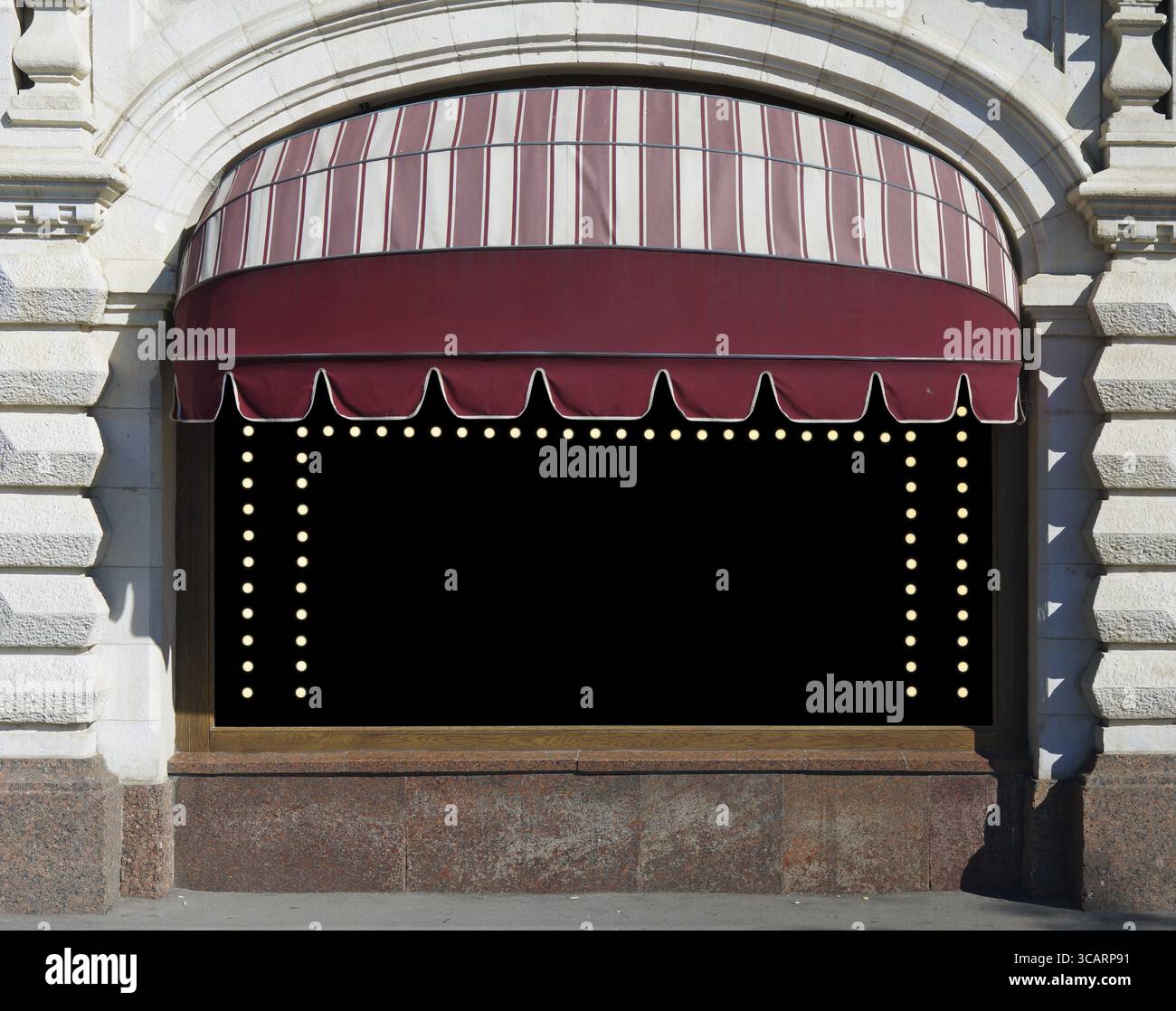 Das Fenster des Restaurants ist mit einem Sonnenzelt und elektrischen Lampen dekoriert Stockfoto