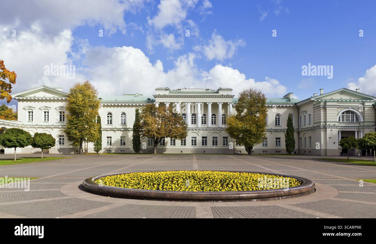 Public Domain Präsidentenpalast Innenhof und Herbst Parklandschaft in Vilnius, Litauen. Cloudly Tag Stockfoto