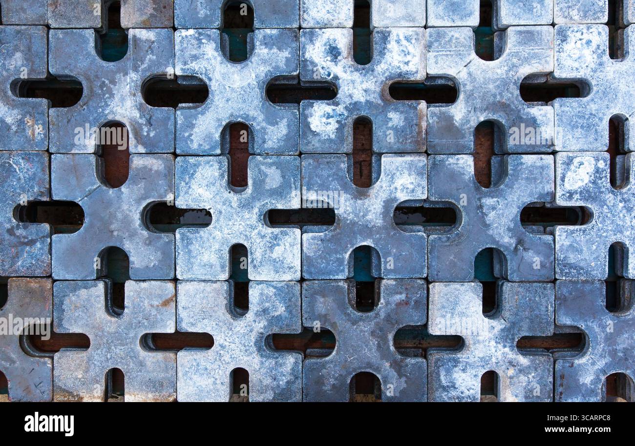 Verzinkte Metallplatten zur Sicherung der Ladung auf dem Deck eines Frachtschiffes. Stockfoto