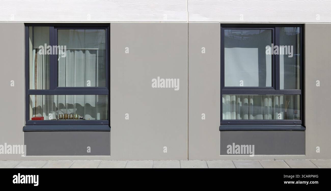 Zwei geschlossenen warmen Kunststofffenster in einem modernen Wohnhaus. Sonnigen April Frühling Panoramablick Konzept Stockfoto