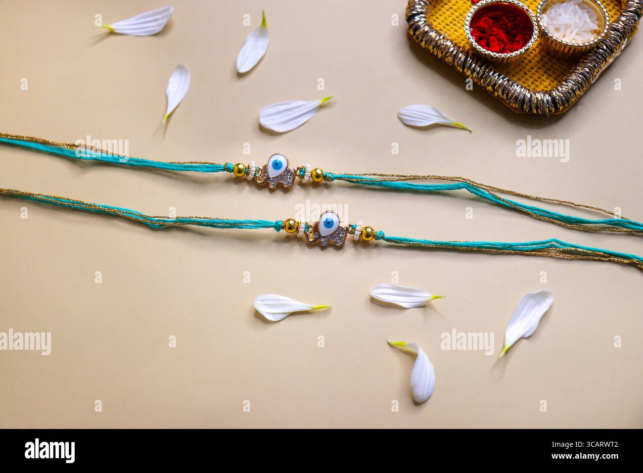 Indisches Festival Raksha Bandhan. Rakhi Thali mit Diya, Blumen und tilak mit Rasmalai. Puja Thali für Rakhi-Festival mit Roli-Kawal. Kopierbereich. Stockfoto