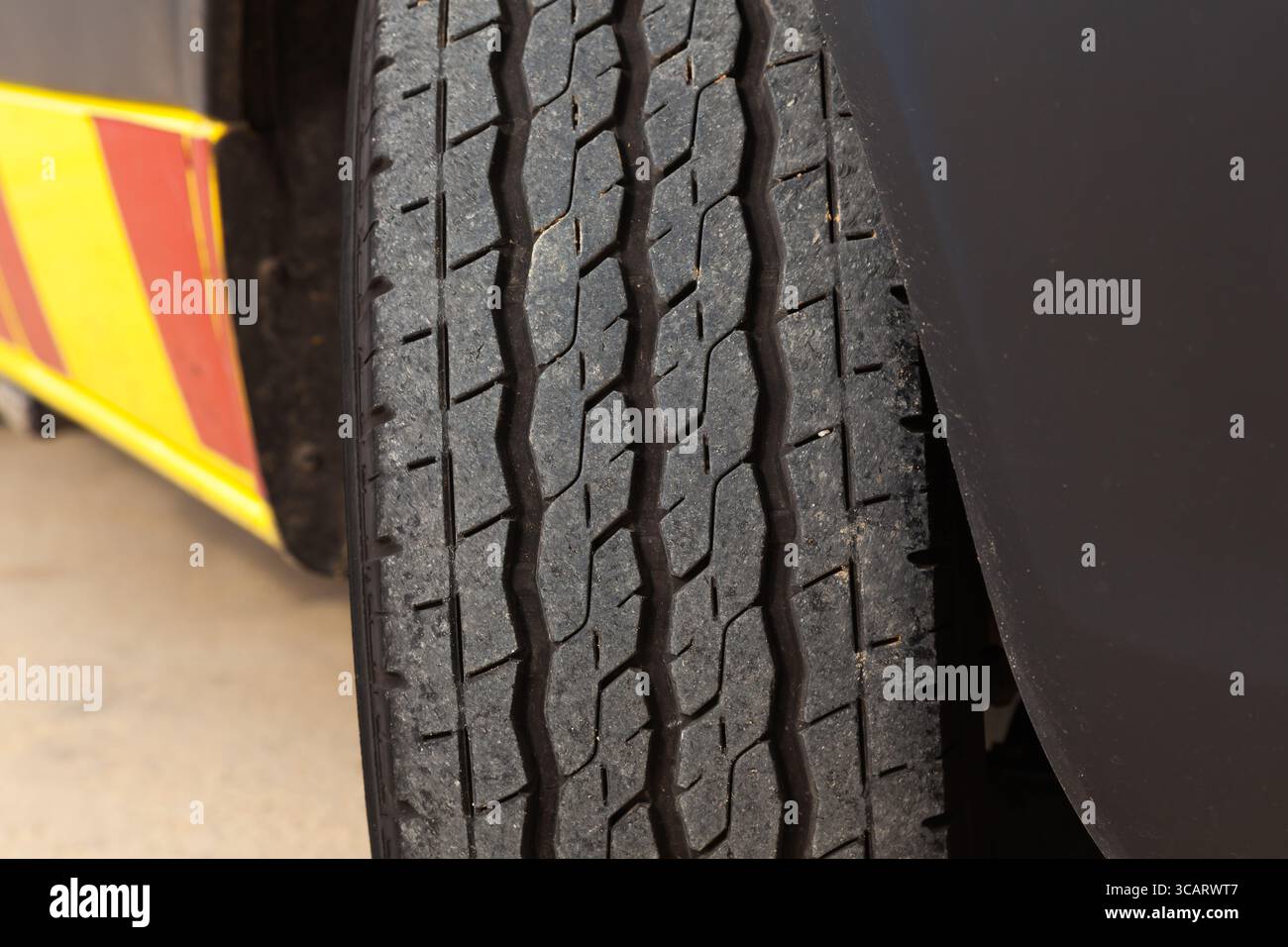 Das Auto des Ministeriums für Notsituationen Ansicht der Räder, Nahaufnahme. Stockfoto