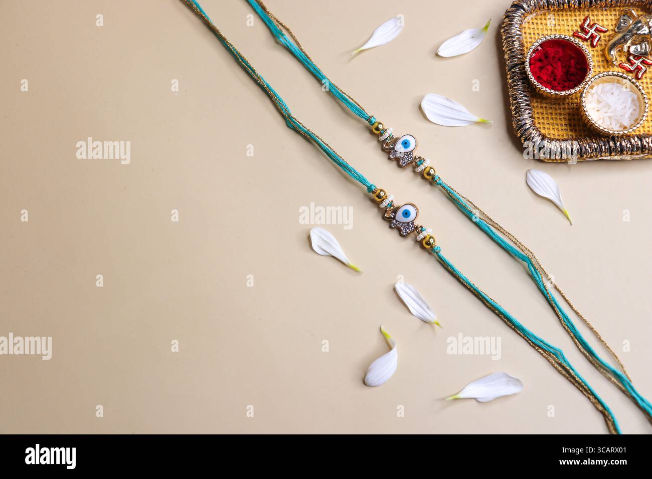 Indisches Festival Raksha Bandhan. Rakhi Thali mit Diya, Blumen und tilak mit Rasmalai. Puja Thali für Rakhi-Festival mit Roli-Kawal. Kopierbereich. Stockfoto