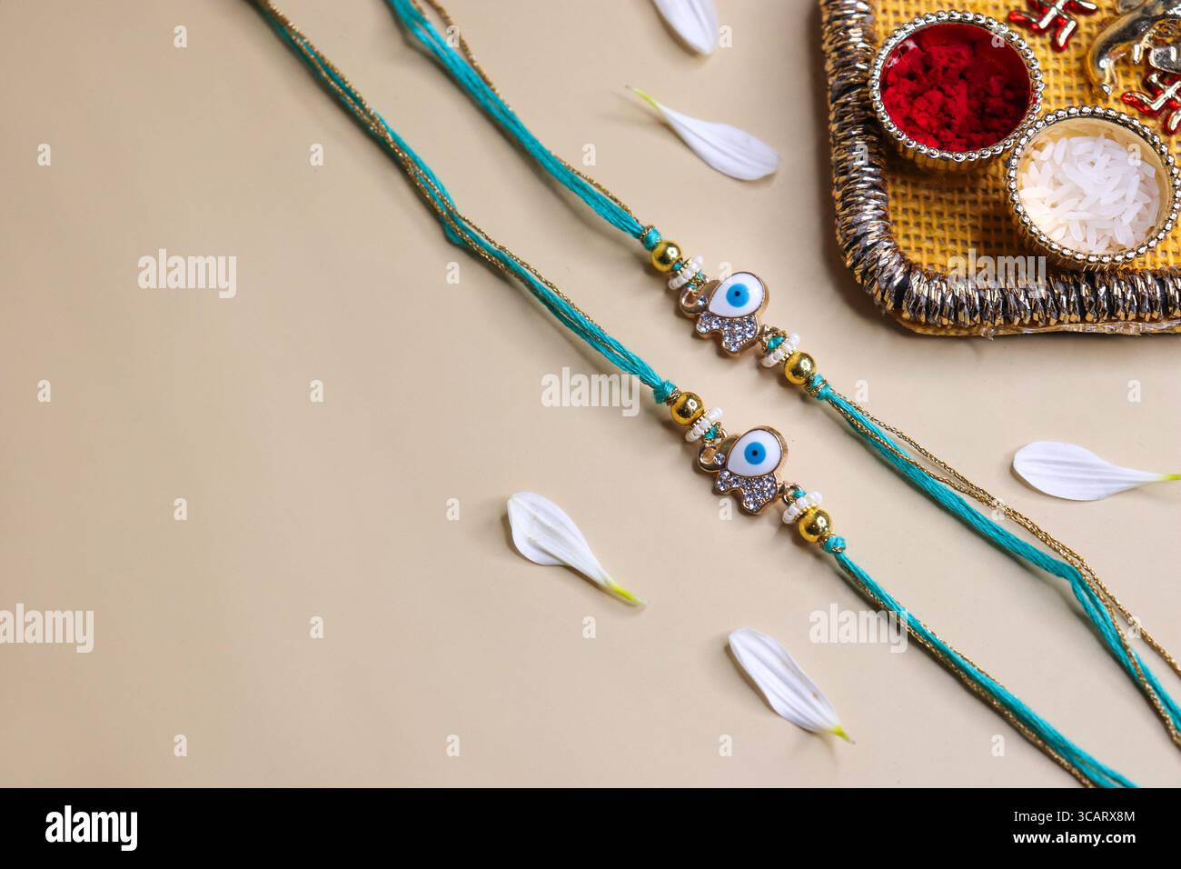 Indisches Festival Raksha Bandhan. Rakhi Thali mit Diya, Blumen und tilak mit Rasmalai. Puja Thali für Rakhi-Festival mit Roli-Kawal. Kopierbereich. Stockfoto