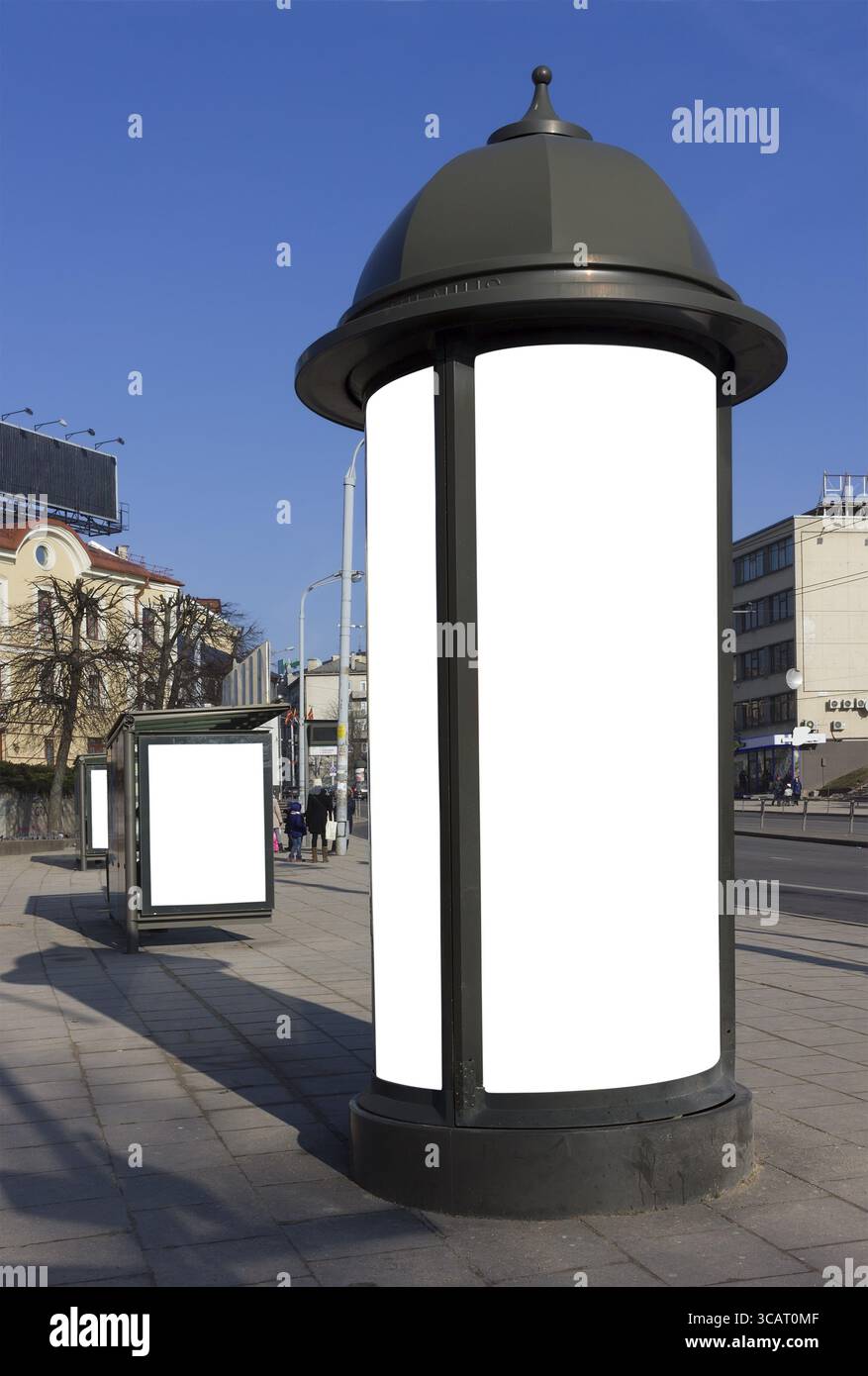 Hoher Bordstein mit Werbetafeln in der Nähe einer Haltestelle des öffentlichen Nahverkehrs. Sonniger Frühlingstag. Mit Patches isolierte leere Bereiche Stockfoto
