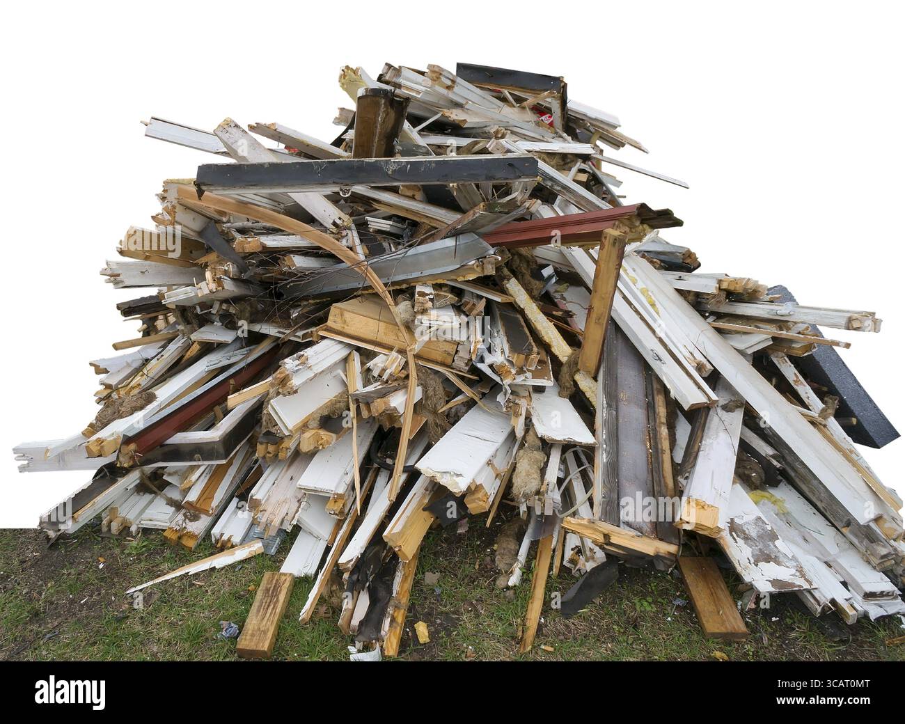 Haufen von Fragmenten der alten Holzfenster des letzten Jahrhunderts gebrochen. Isoliert Stockfoto