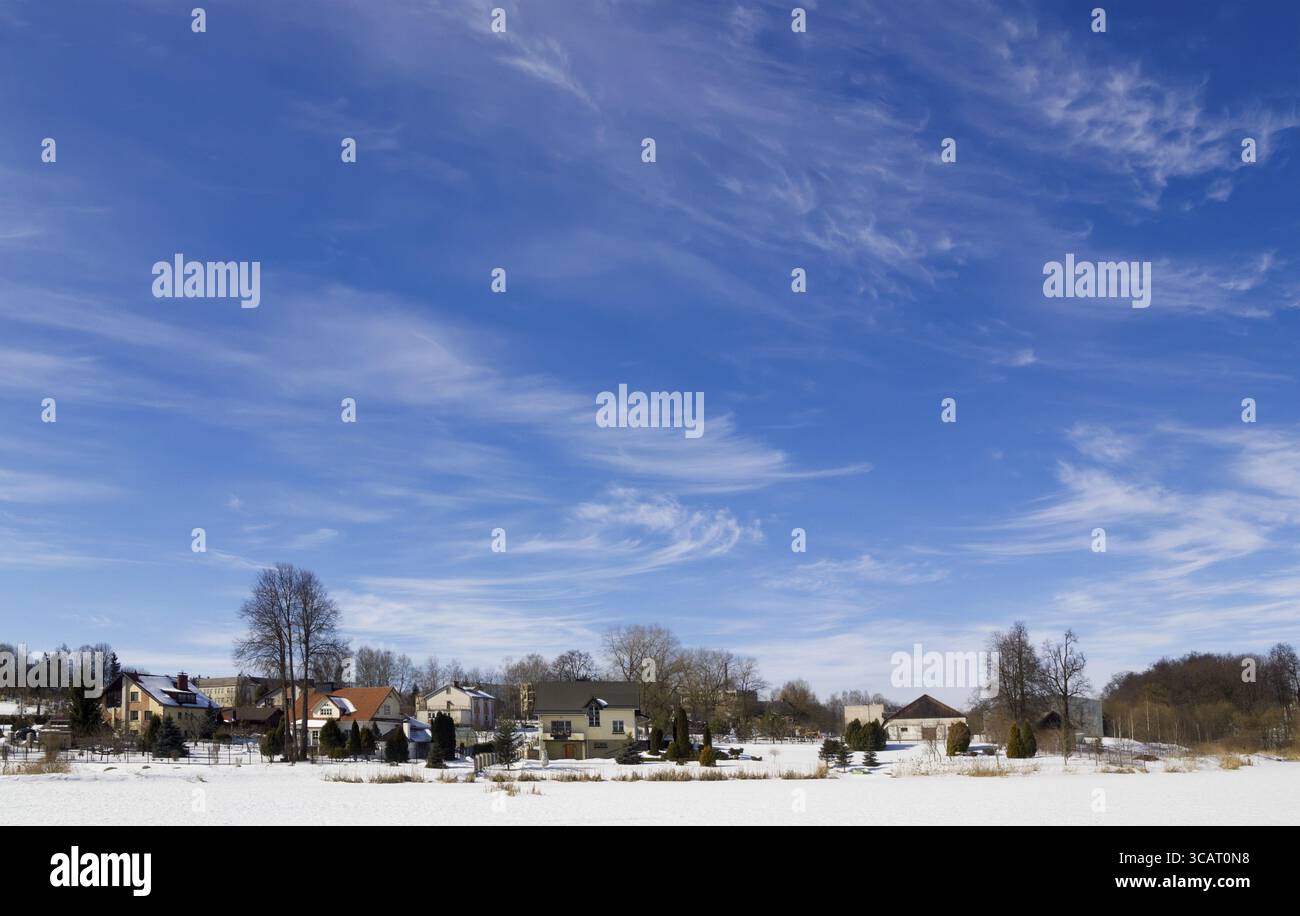 Dorf Himmel Konzept-ländlichen Winterlandschaft mit Schnee und Eis gefroren Stockfoto