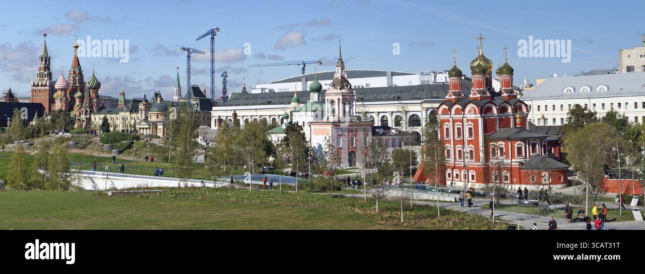 MOSKAU, RUSSLAND - 22. SEPTEMBER 2017: Panorama der historischen Gegend und der alten Kirchen aus dem neuen öffentlichen Landschaftspark Sarjadje (Ort nach Reihen) o Stockfoto