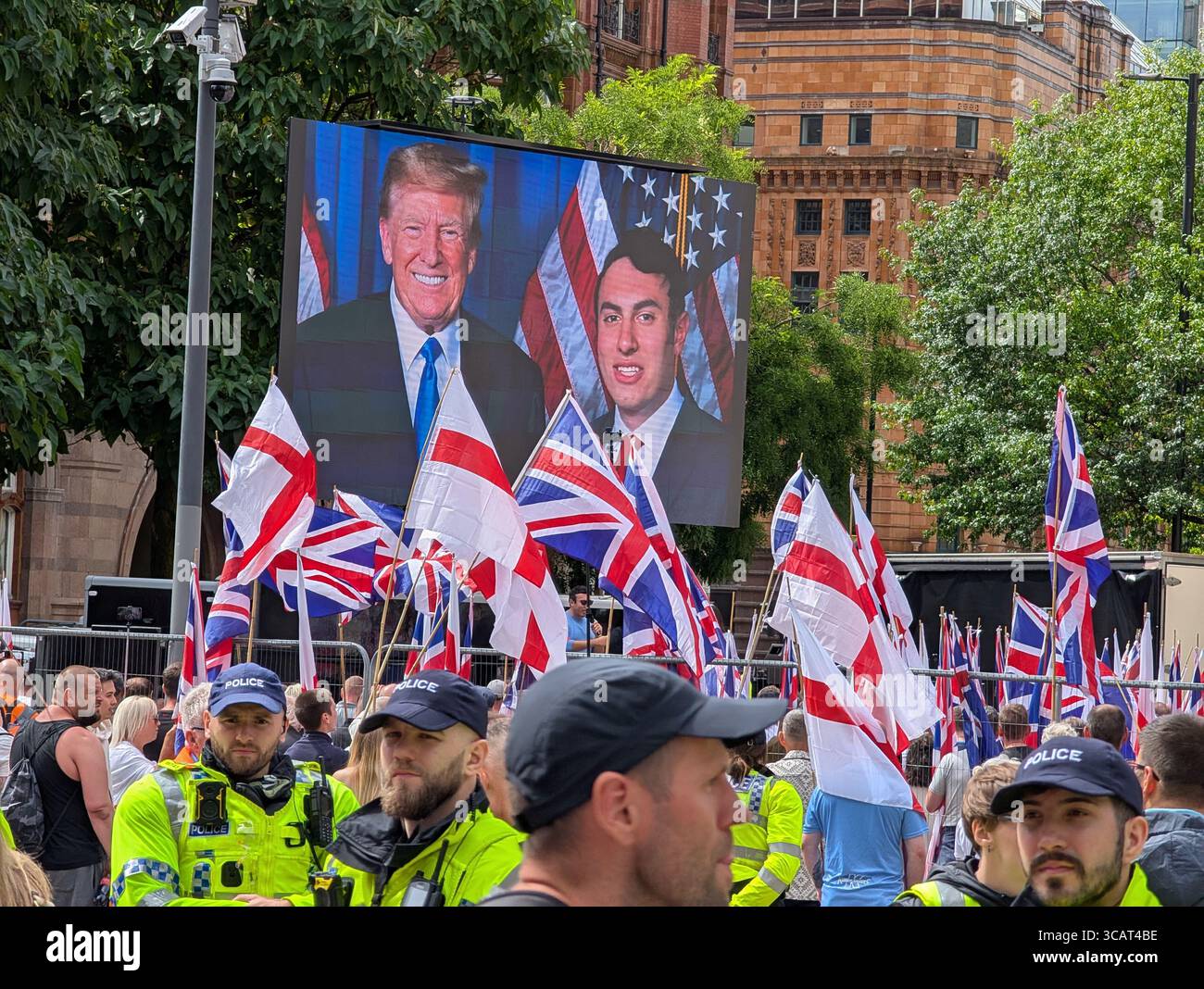 Manchester, Großbritannien, 2. August 2025. Großbritannien erster protestmarsch im Stadtzentrum, der Anhänger und Gegenprotestierende mit dem Bild von Donald Trump anzog Stockfoto