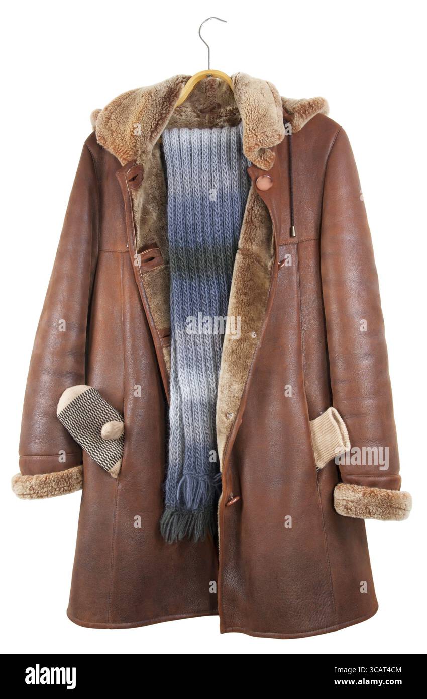 Die roten weiblichen Ledermantel hängt auf einem Kleiderbügel, Massenproduktion. Isoliert auf weiss Stockfoto