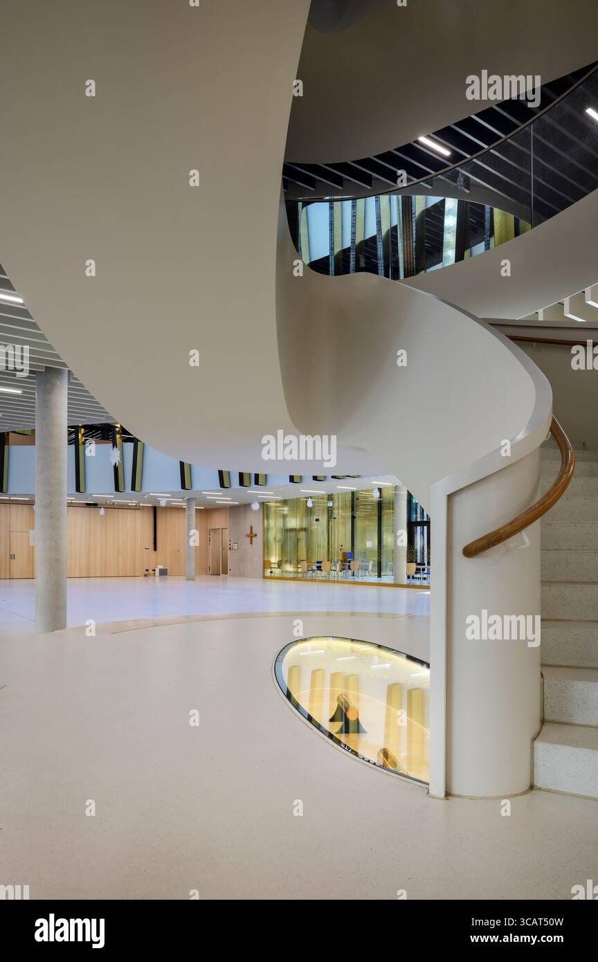 Geschwungene Treppe im Atrium des Neubaus der Maria-Ward-Schulen, Nürnberg, Franken, Bayern, Deutschland, Europa Stockfoto
