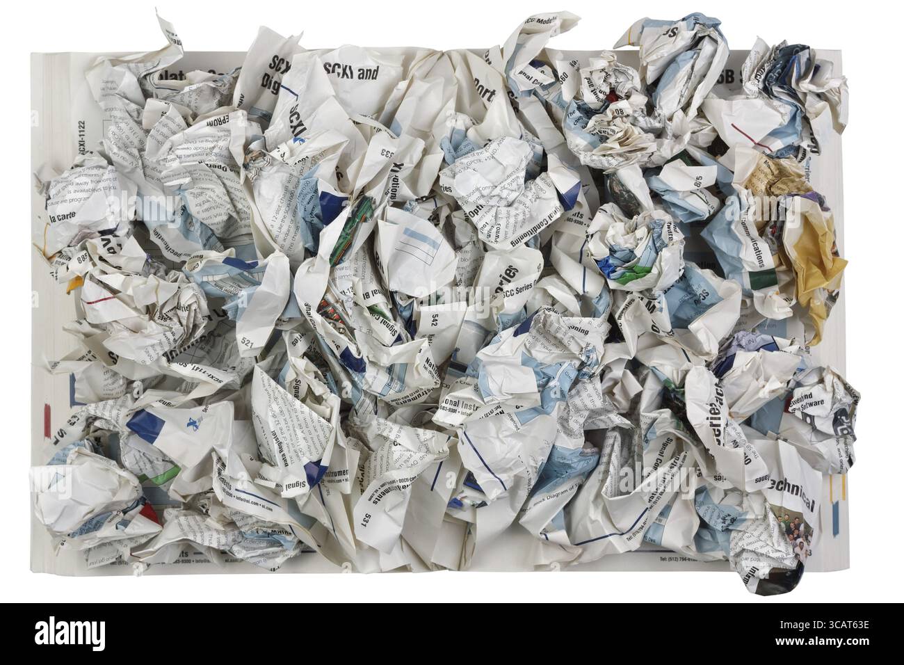 VILNIUS, LITAUEN - 05. SEPTEMBER 2015: Die zerknitterten Seiten der wissenschaftlichen Zeitschrift als Konzept der Probleme der Bildung. Isolierter Hintergrund. I Stockfoto