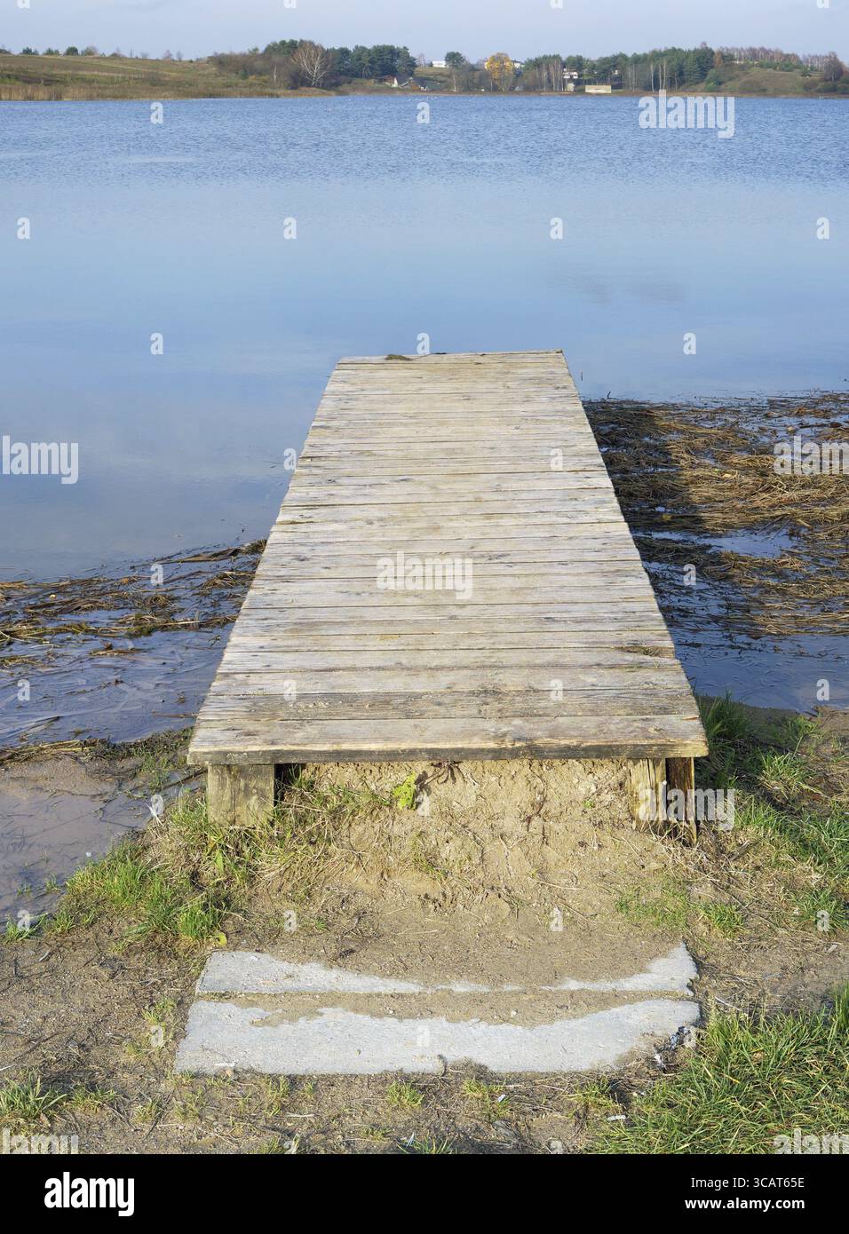 Eine rustikale Holzbrücke führt zu nirgends konzeptueller Landschaft Stockfoto