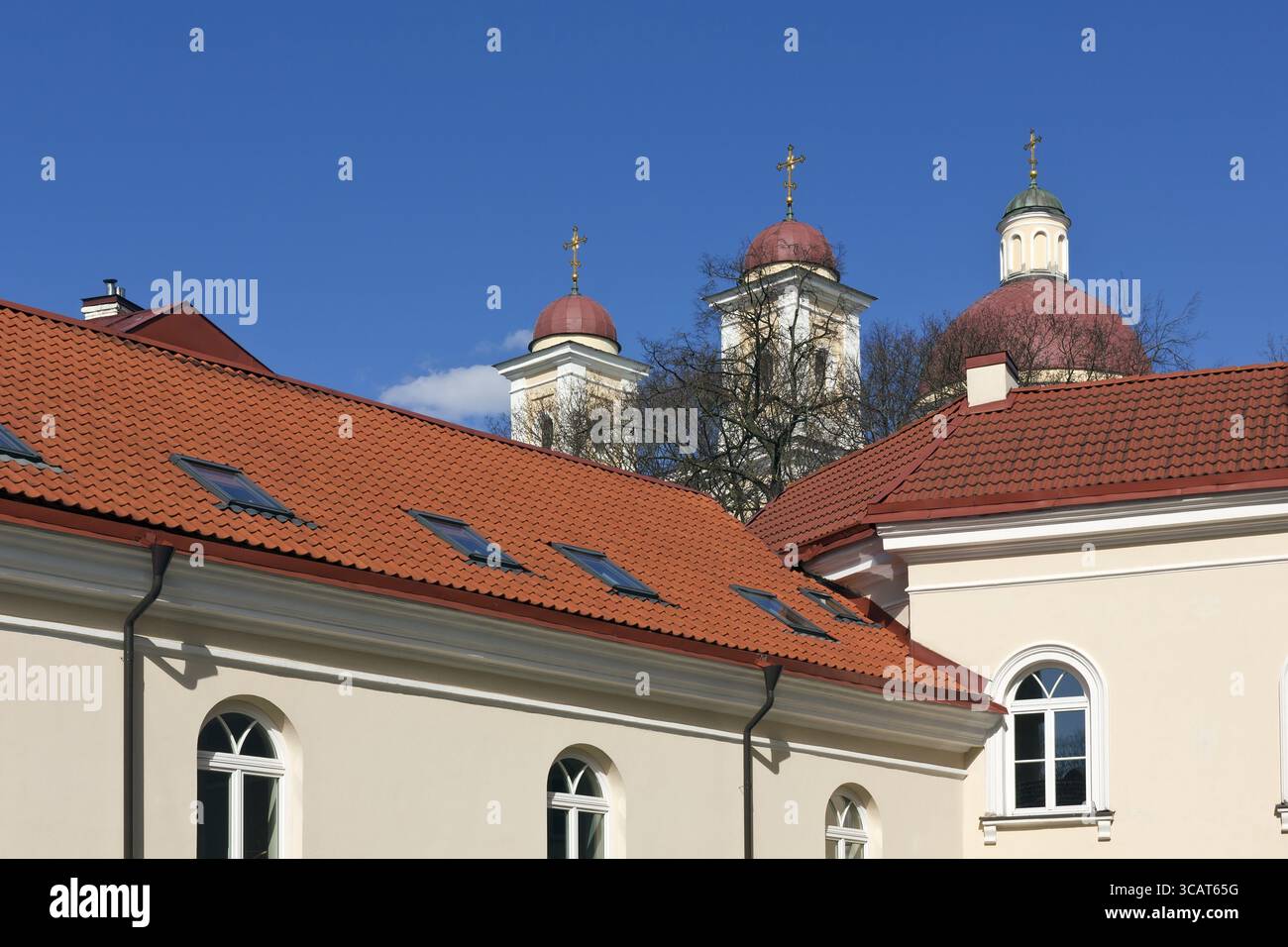 Rote Ziegeldächer gemeinfrei der Geschichte der alten europäischen Stadt Reisen Konzept. Sonnigen Frühlingstag Stockfoto