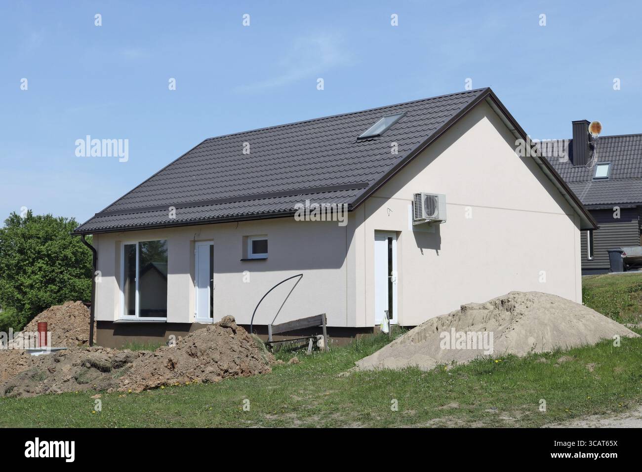Die unvollendete standard Dorf Haus ist aus Schaumbeton und verputzte in Cremefarben hergestellt. Sonniger Frühlingstag Landschaft Stockfoto