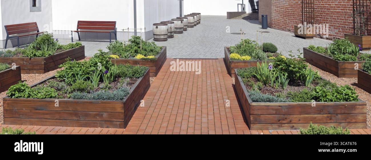 Blumenbeete in einem öffentlichen Park aus Holzbohlen. Panoramablick auf die Landschaft aus mehreren sonniger Frühlingstag Außenaufnahmen Stockfoto