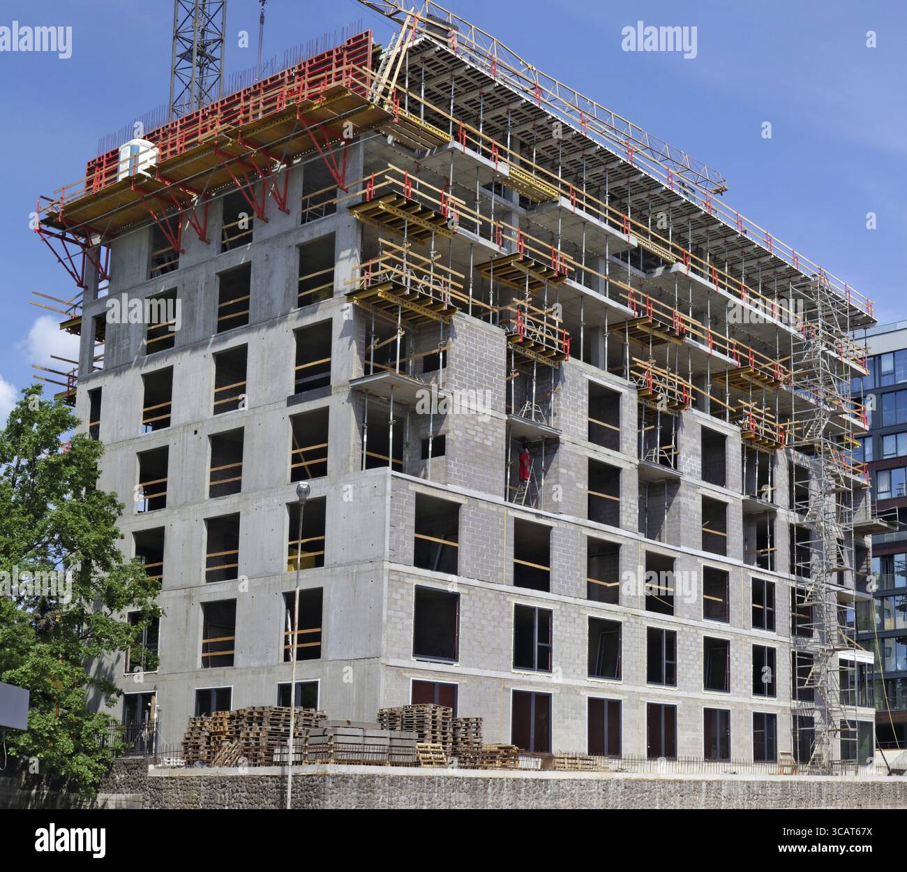 Moderne Konstruktion metall Gerüsten an der Wand eines neuen Hauses. Sonniger Frühlingstag städtische Landschaft mit Panoramablick Stockfoto