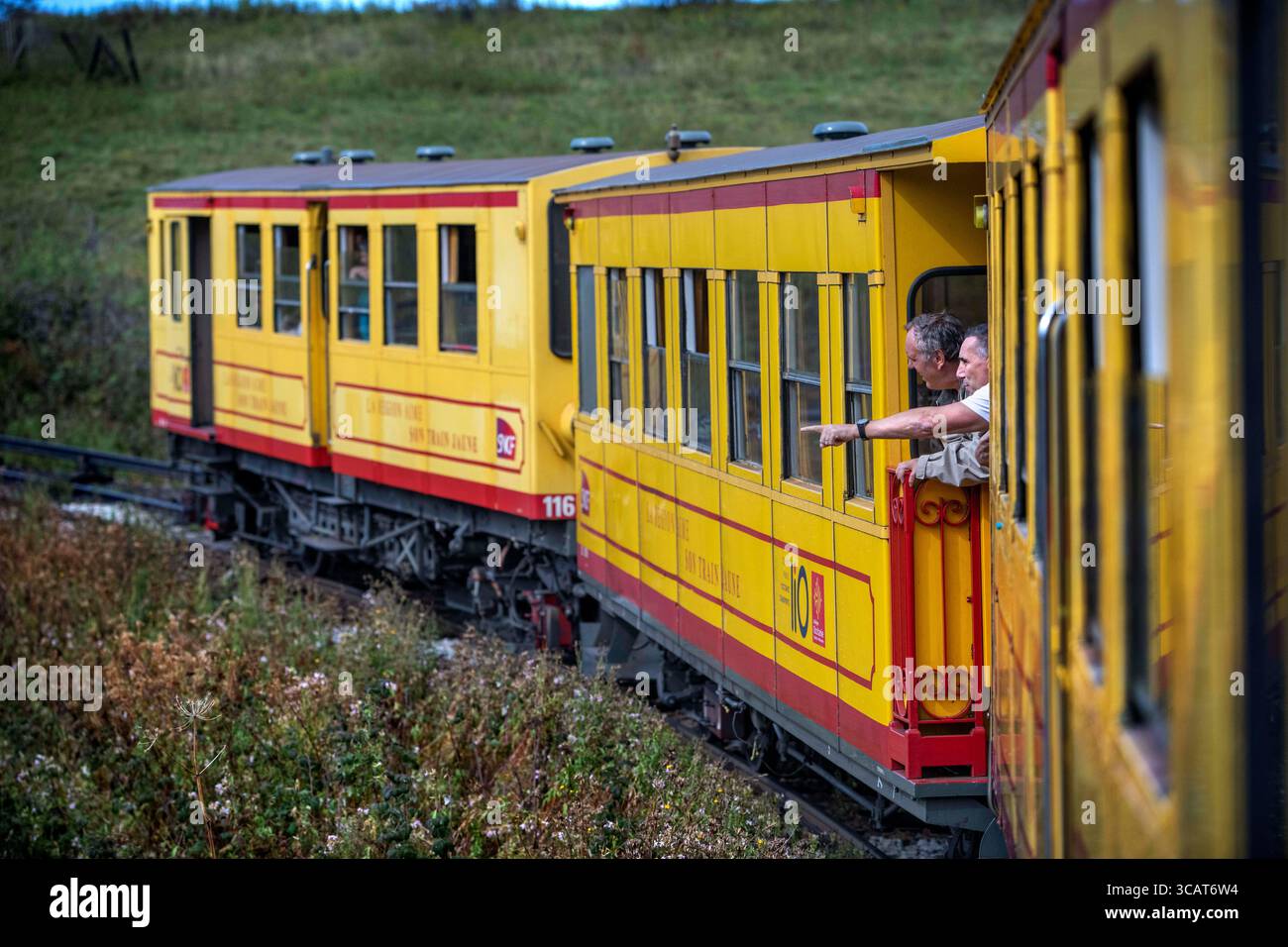 RosellÃ³n 25. August 2022, Languedoc-PyrÃ, Frankreich: Reise mit dem Gelben Zug oder Zug Jaune, nÃ-Orientales, Languedoc-Roussillon, Frankreich...die Ligne de Cerdagne, die in der Regel als Le Petit Train Jaune oder Gelber Zug oder Tren Groc bezeichnet wird, ist eine 1.000 mm-Bahnstrecke, die von Villefranche-de-Conflent nach Latour-de-Carol-Enveitg in der französischen Pyrenäe führt. Der Bau begann 1903 und der Abschnitt nach Mont-Louis wurde 1910 fertiggestellt, gefolgt von einer Verlängerung nach Latour-de-Carol im Jahr 1927. Er ist 63 Kilometer (39 mi) lang und steigt auf 1.593 Meter (5.226 ft) am BolquÃ¨Re-Eyne, dem höchsten Stockfoto