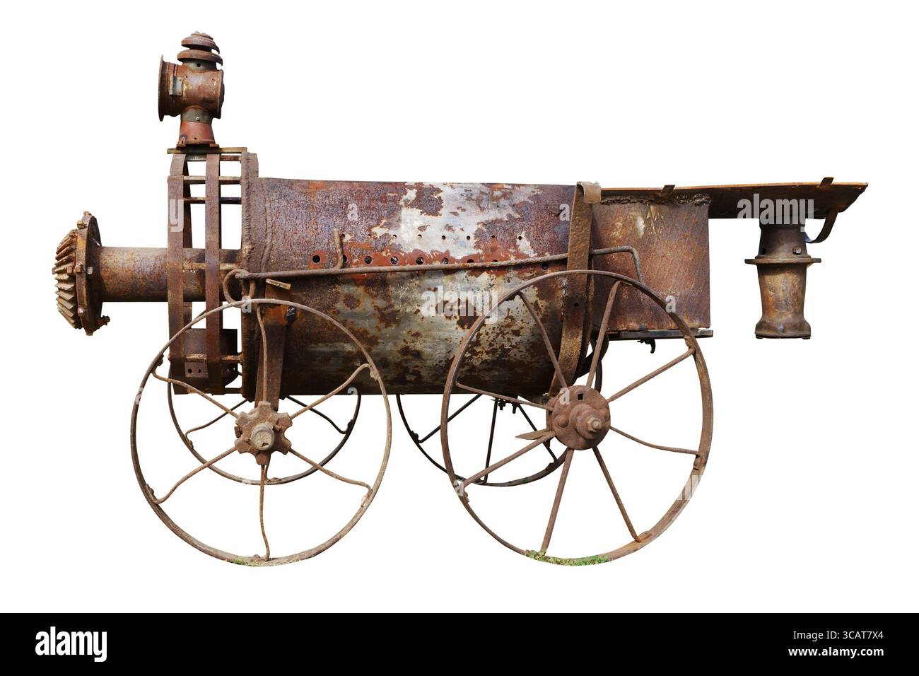 Rostige Landmaschinen im Retro-Stil - eine Dampfmaschine. Isoliert Stockfoto