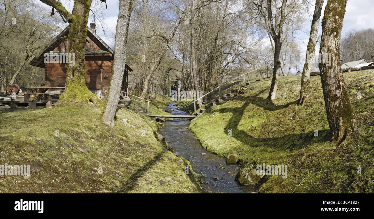 Erster sonniger Frühlingstag im März in der Panoramalandschaft des litauischen Dorfes Stockfoto