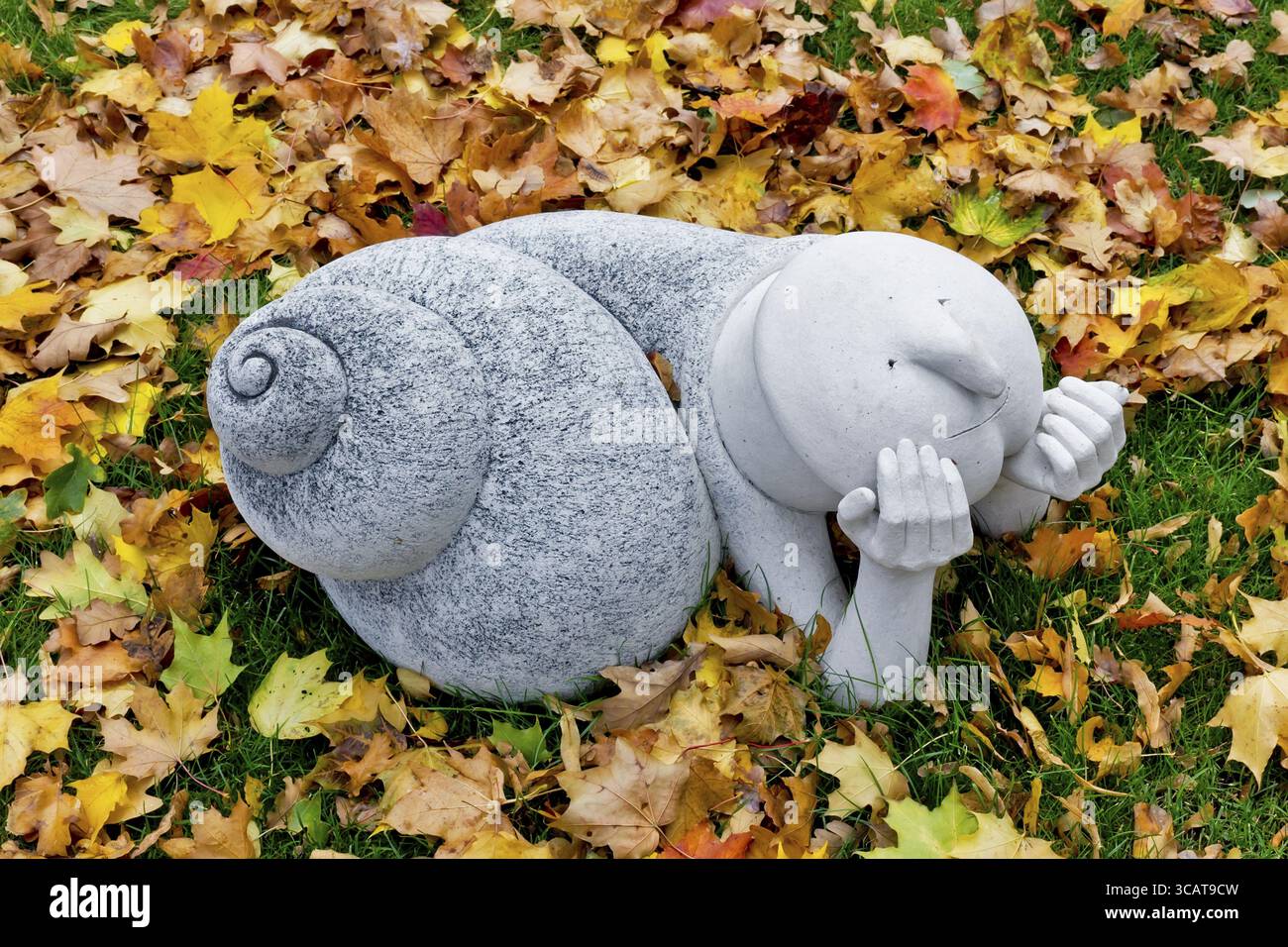 Aus dem Leben der gewöhnlichen Schnecken - Public Domain Konzept Kunst Skulptur Herbst Park Bild Stockfoto