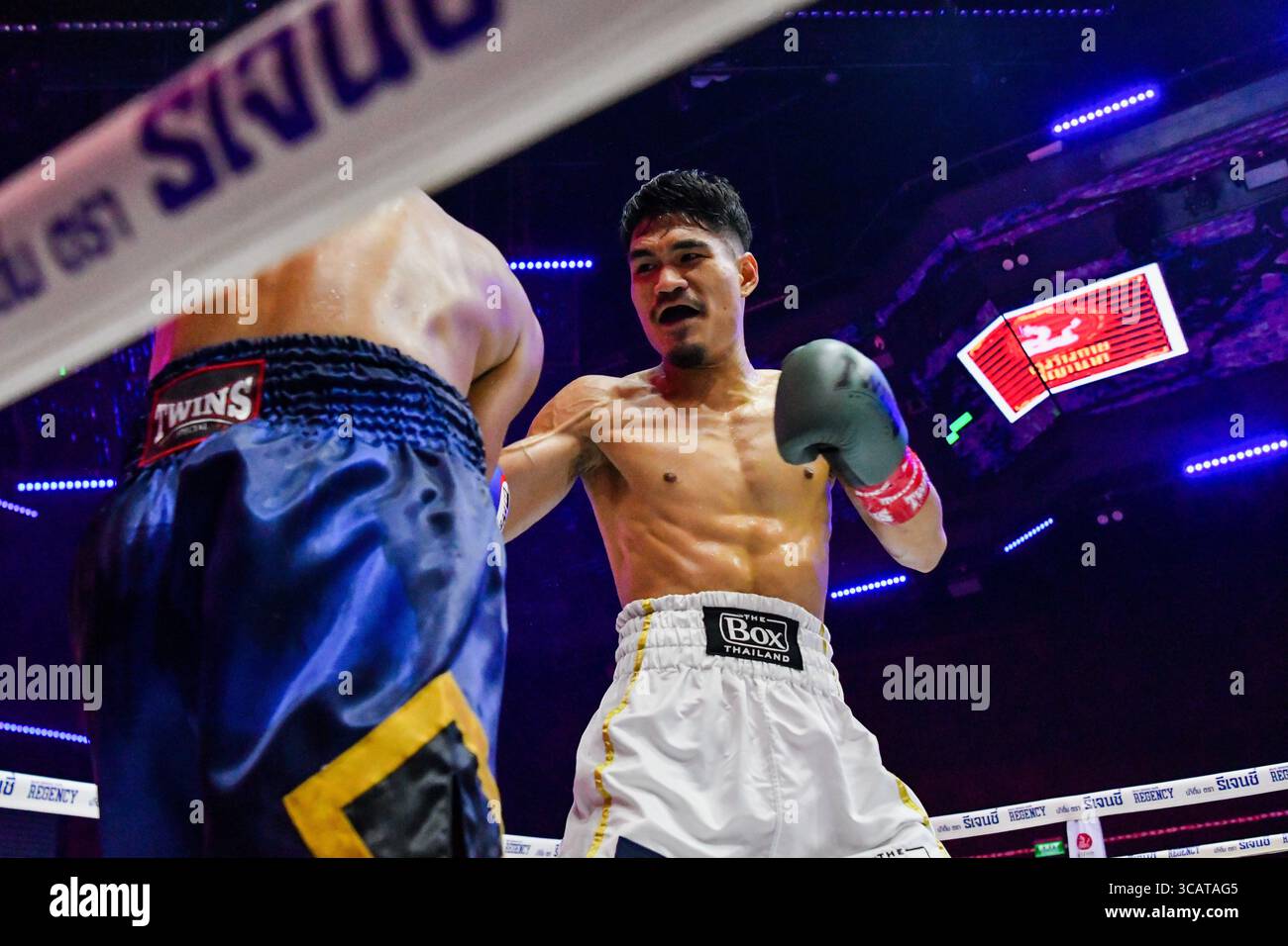 2. Dezember 2023, Bangkok, Thailand: Chaiyapruk Chainikom (rechts) im Austausch mit Xiaosong Zhang (links) während ihres professionellen Boxkampfes bei Spaceplus in Bangkok. (Kreditbild: © Wasim Mather/SOPA Images via ZUMA Press Wire) Stockfoto