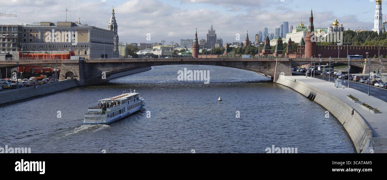 MOSKAU, RUSSLAND - 22. SEPTEMBER 2017: Panorama des Kreml und der Geschäftsstadt vom neuen öffentlichen Landschaftspark Sarjadje (Ort nach Reihen) auf t Stockfoto