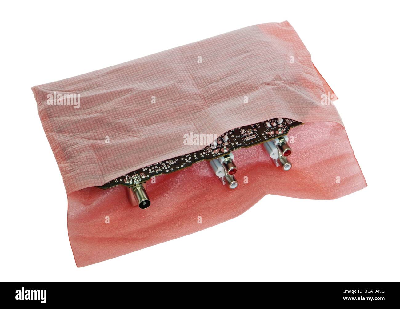 Ersatzteile und elektronische Leiterplatten in einem weichen roten Bug mit Luftblasen verpackt . Isoliert mit Patch-Industrie-Makro Stockfoto