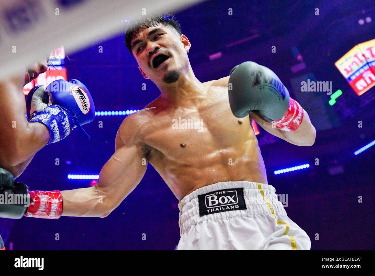 2. Dezember 2023, Bangkok, Thailand: Chaiyapruk Chainikom (rechts) im Austausch mit Xiaosong Zhang (links) während ihres professionellen Boxkampfes bei Spaceplus in Bangkok. (Kreditbild: © Wasim Mather/SOPA Images via ZUMA Press Wire) Stockfoto