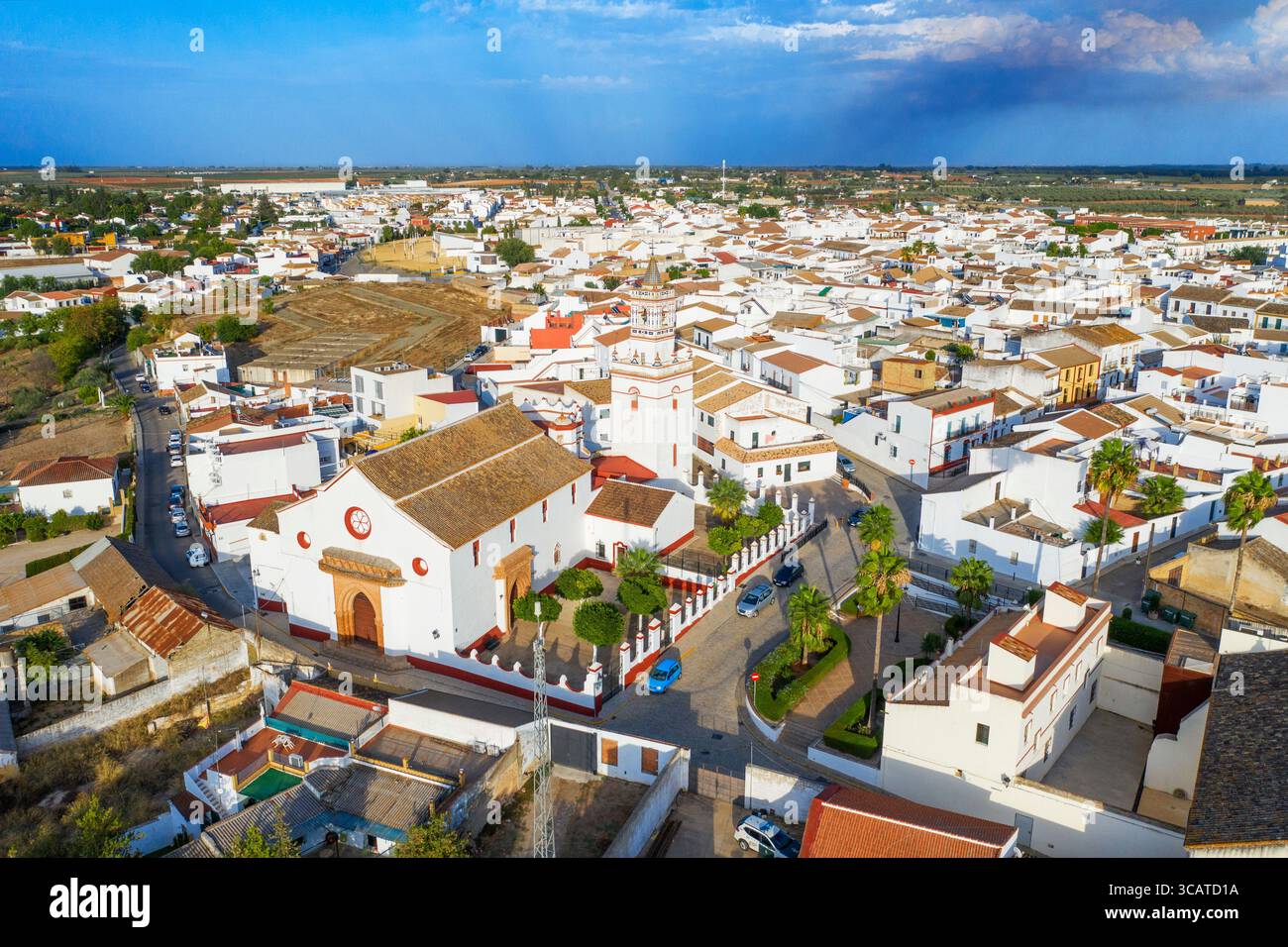 20. September 2022, Sevilla, Spanien: Aus der Vogelperspektive des Stadtzentrums und des Glockenturms der Kirche San Pablo Aznalcazar Sevilla Spanien...das akademische JosÃ HernÃ¡ndez DÃ­az identifizierte AznalcÃ¡zar mit der keltiberischen Stadt Lontigi oder Olontigi. Diese Stadt war seit römischer Zeit befestigt. Eine Nekropole aus der westgotischen Zeit wurde ebenfalls gefunden. In der muslimischen Zeit hieß es Hisn-al-Qasar, was „Festung des Palastes“ bedeutet. In muslimischer Zeit war es die Hauptstadt eines der vier Rechtsbezirke, in die die heutige Region Aljarafe aufgeteilt wurde. Im Jahre 1251 diese Stadt und SanlÃºcar de Barrameda Stockfoto