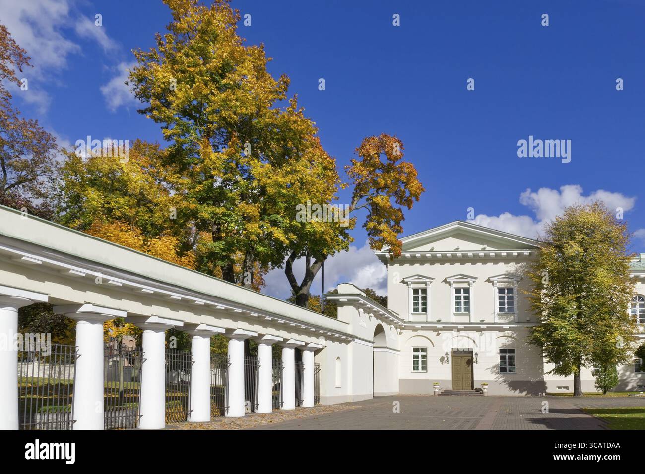 Public Domain Präsidentenpalast Innenhof und Herbst Parklandschaft in Vilnius, Litauen. Sonnigen Tag Stockfoto
