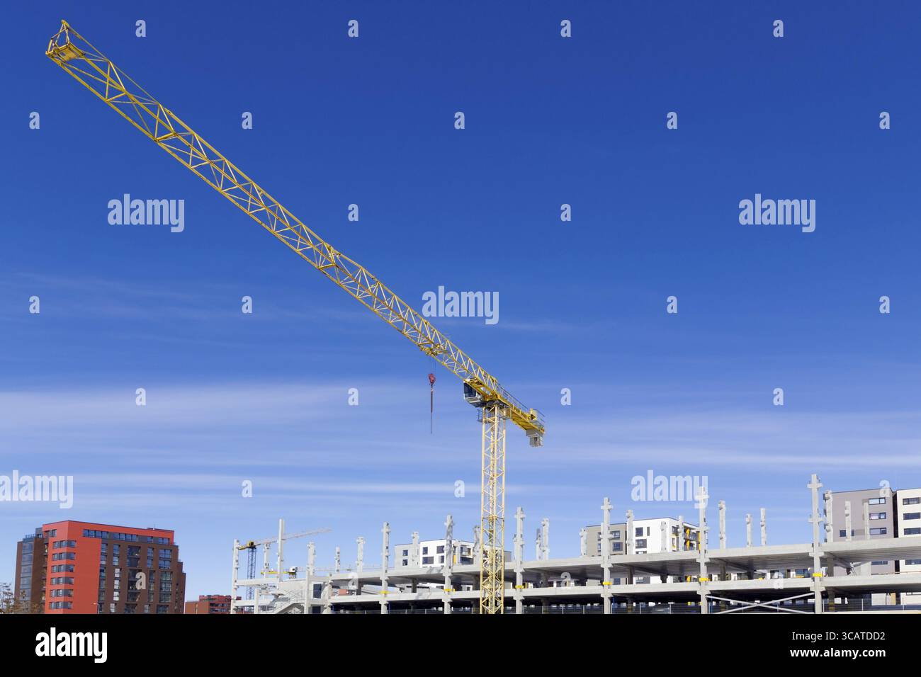 21. Jahrhundert. Wir alle bauen zusammen das neue moderne Stadtkonzept. Heller, sonniger Frühlingstag Stockfoto