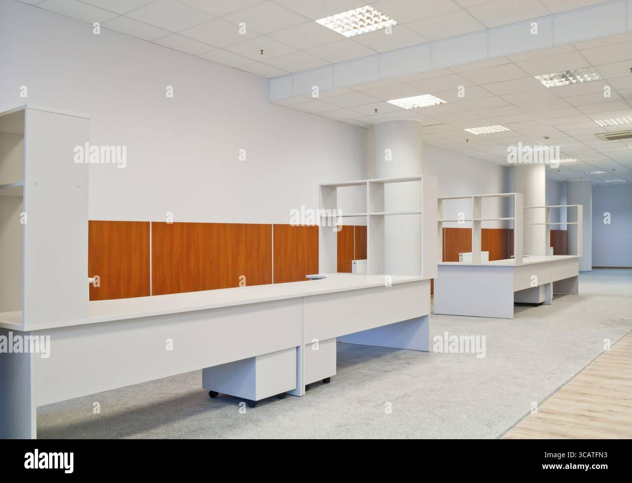 Standard-leerer Arbeitsplatz für die Reparatur elektronischer Geräte. Massenproduktion Stockfoto