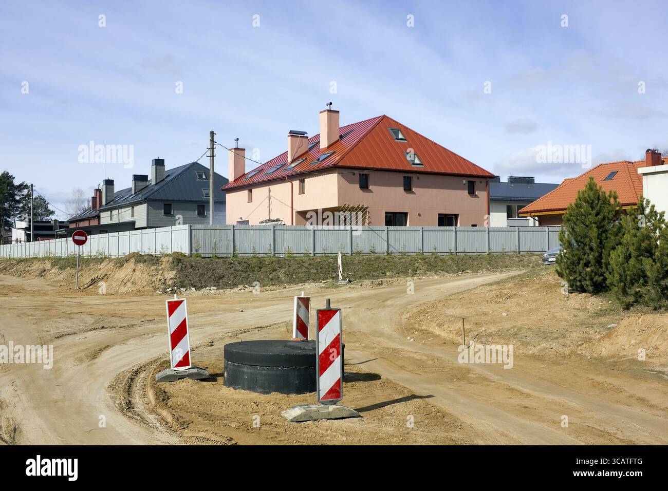 Der Beginn des Baus der großen Autobahn im kleinen europäischen Dorf. Sonnige Frühlingslandschaft Stockfoto