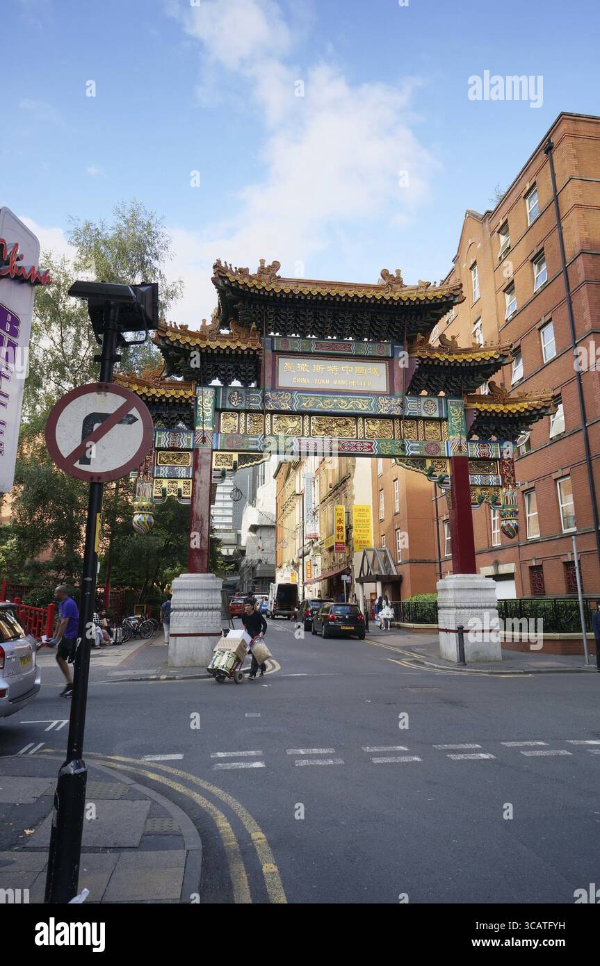 MANCHESTER, ENGLAND - 30. August 2016: Haupteingang und goldenen grandiose Tor im Osten Stil auf Manchester Chinatown Stockfoto