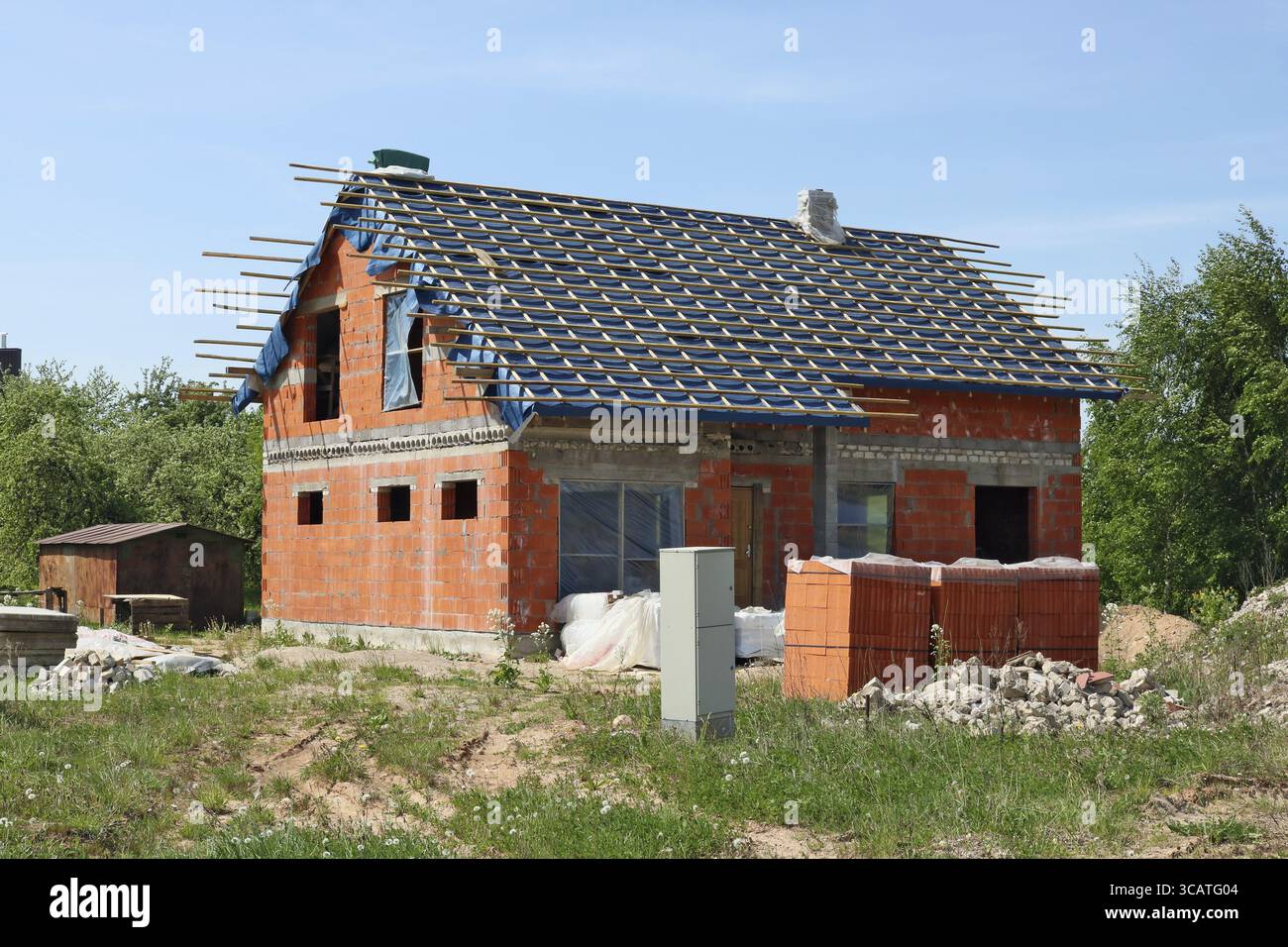 Die unvollendete standard Dorf Haus ist aus roten Ziegeln. Sonniger Frühlingstag Landschaft Stockfoto