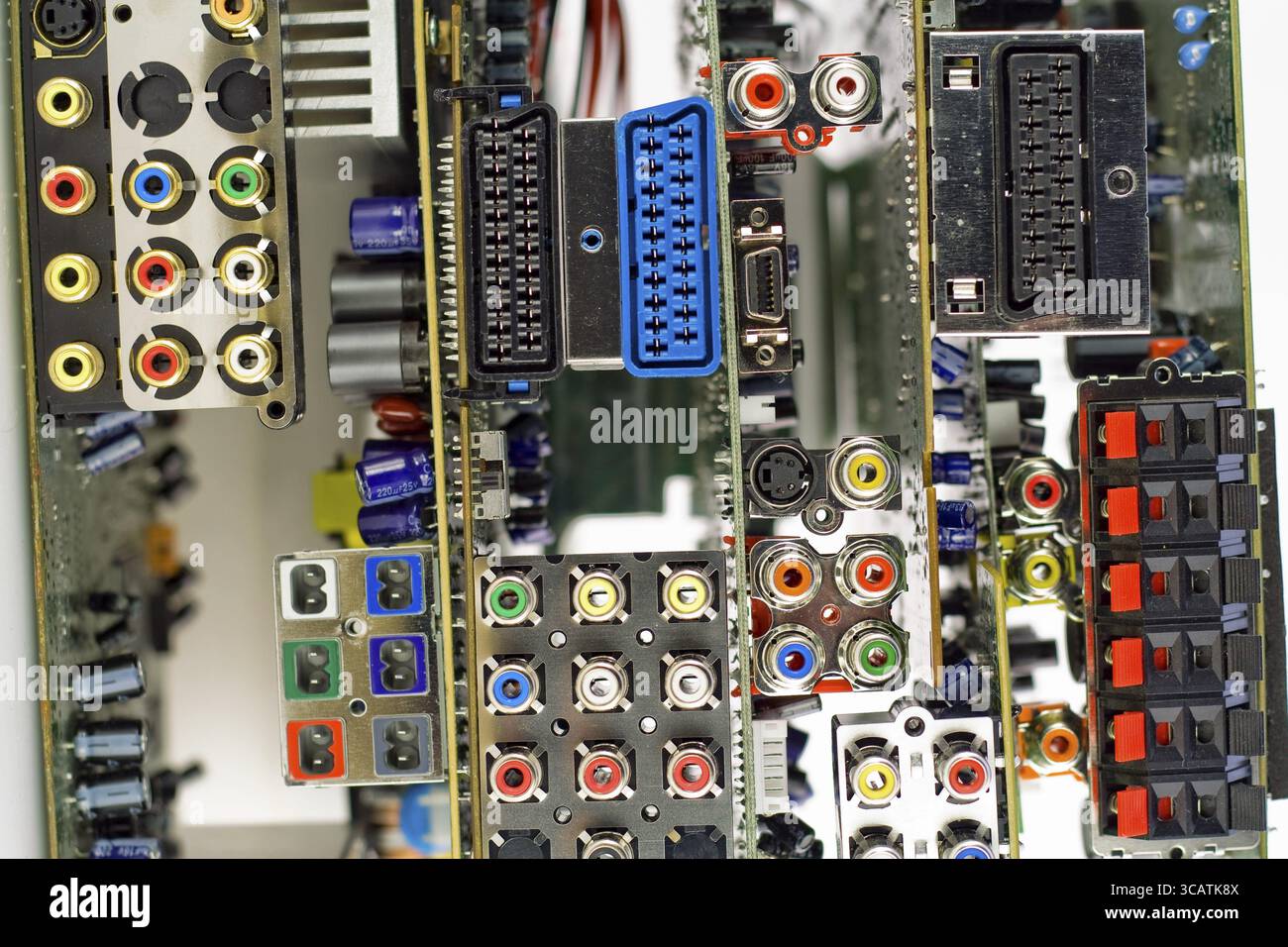 Brokn Leiterplatten von elektronischen DVD-Systemen mit verschiedenen Audio- und Videoanschlüssen Stockfoto
